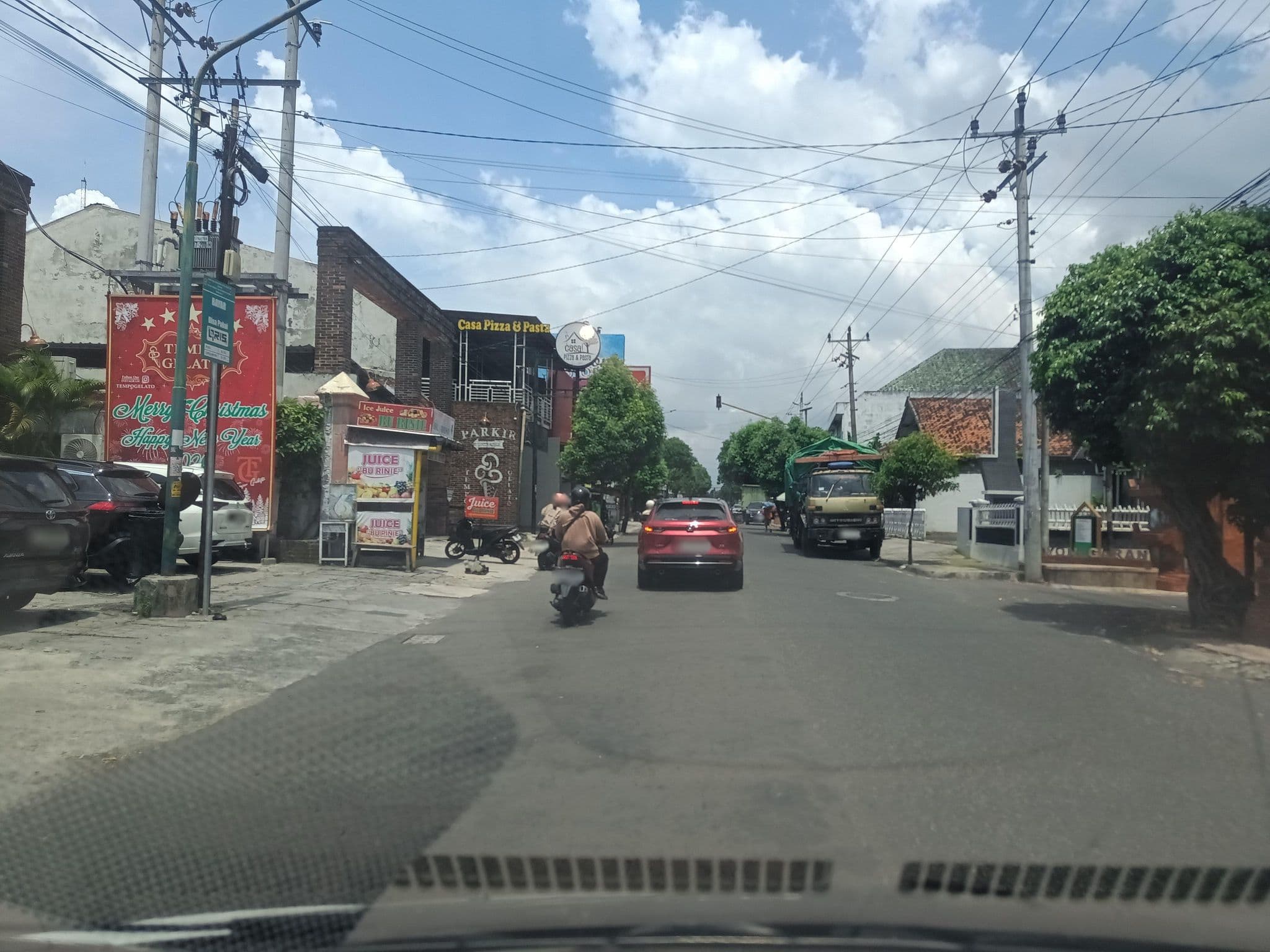 Street view near D' cokro hotel, Yogyakarta — © hen0ch (CC BY-SA · Mapillary)
