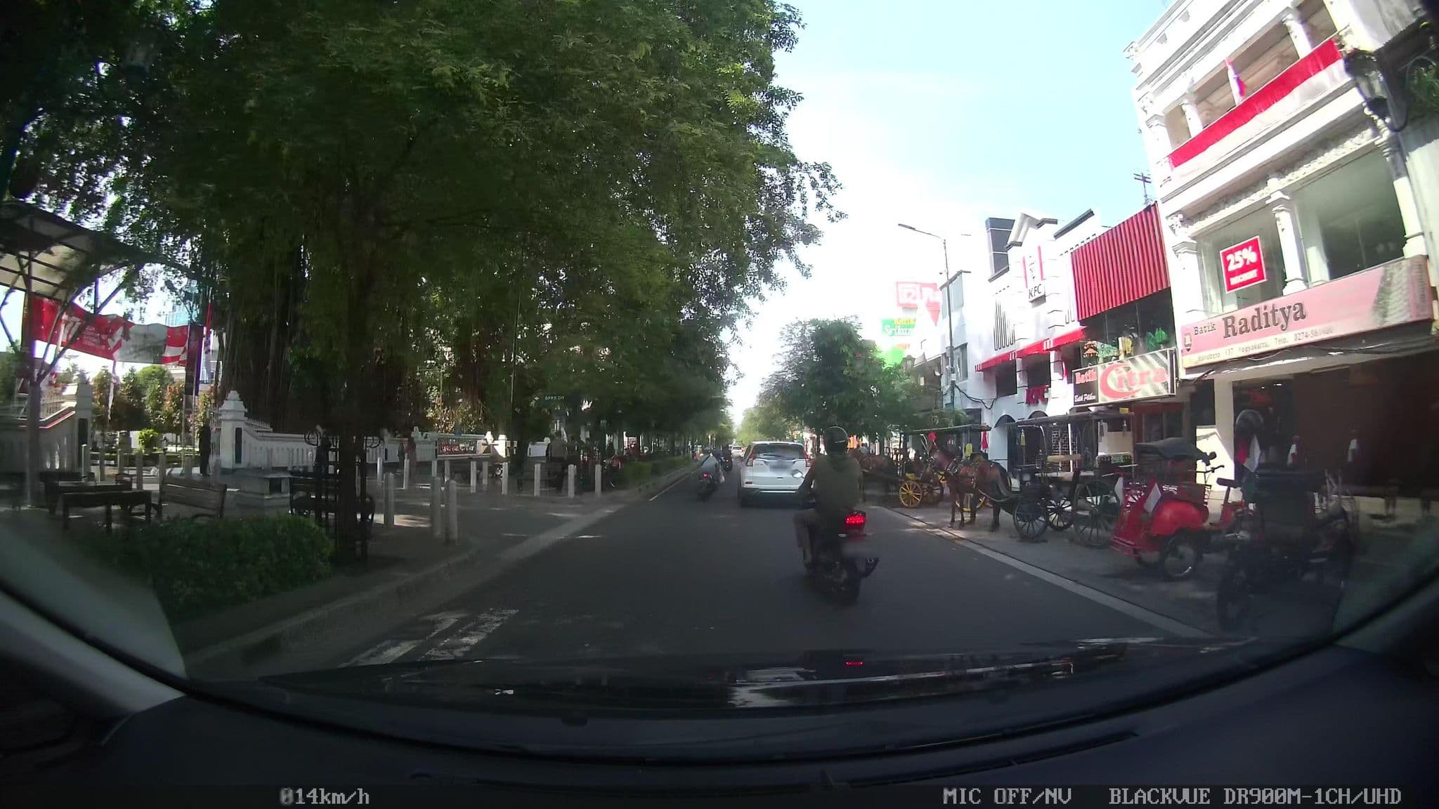 Street view near Kombokarno hotel, Yogyakarta — © kaart5 (CC BY-SA · Mapillary)