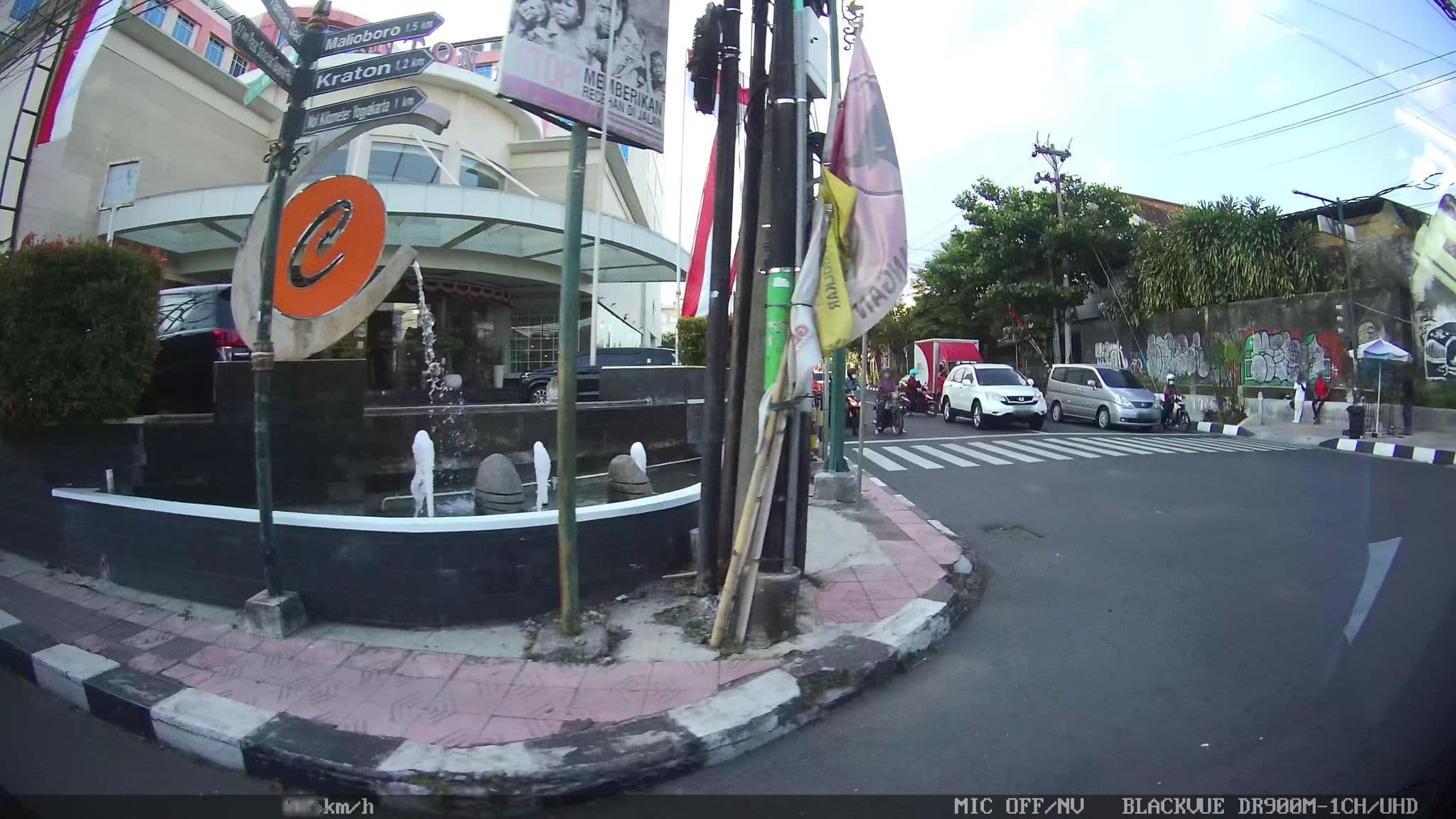 Street view near Cavinton Hotel Yogyakarta, Yogyakarta — © kaart_2 (CC BY-SA · Mapillary)