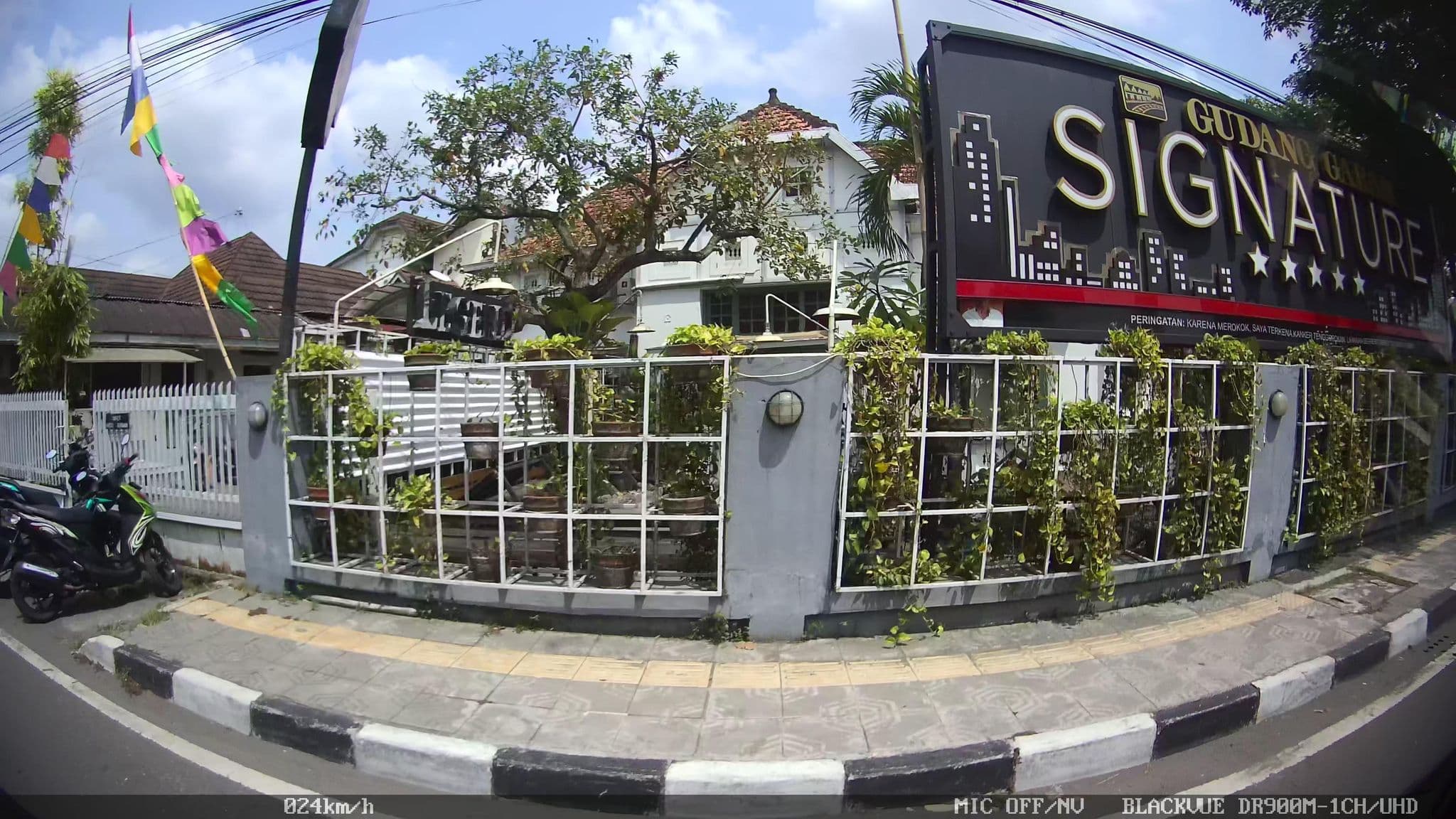 Street view near Family Stay Ndalem Guesthouse, Yogyakarta — © kaart_2 (CC BY-SA · Mapillary)