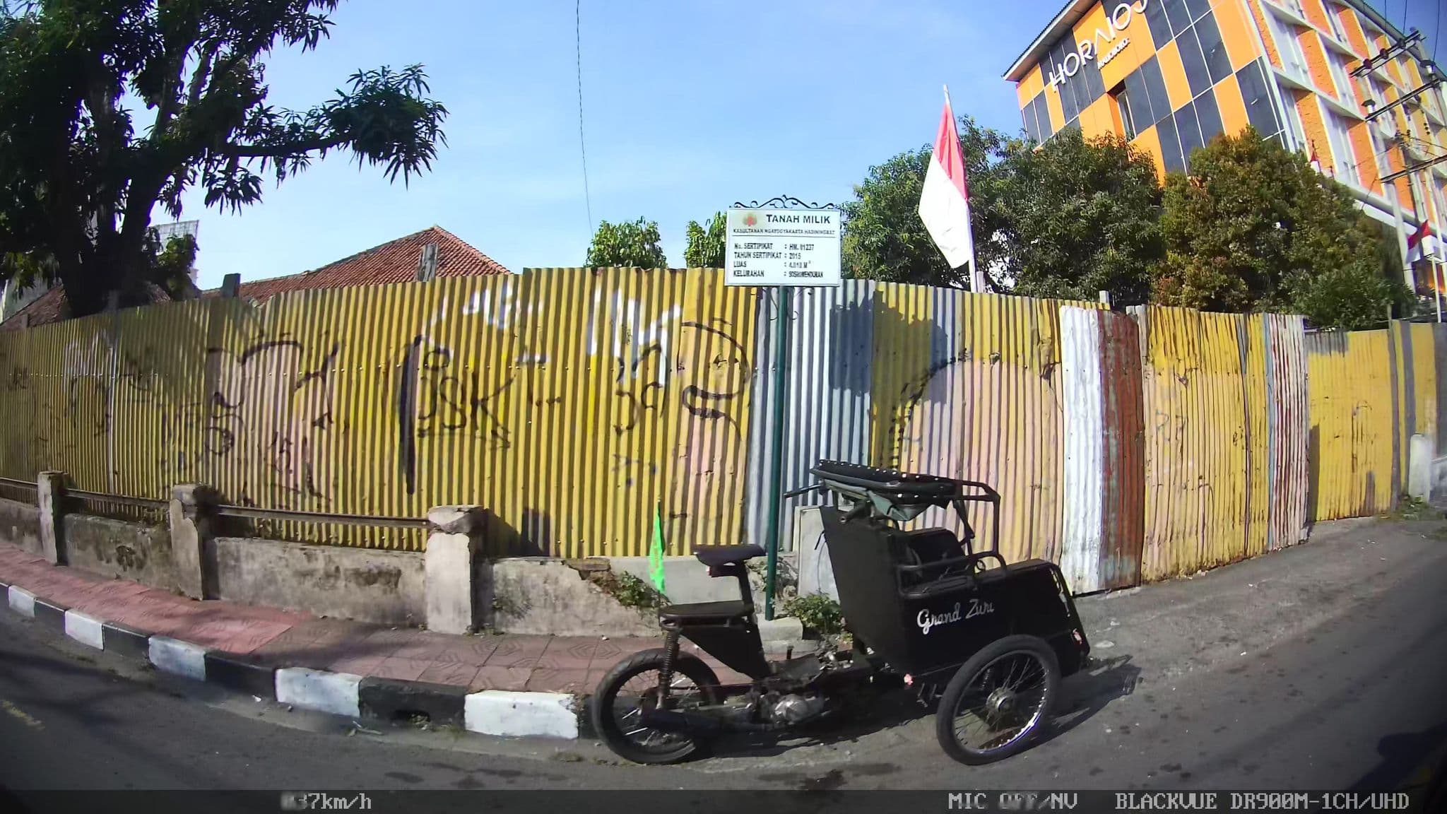 Street view near @HOM Platinum by HORISON, Yogyakarta — © kaart5 (CC BY-SA · Mapillary)