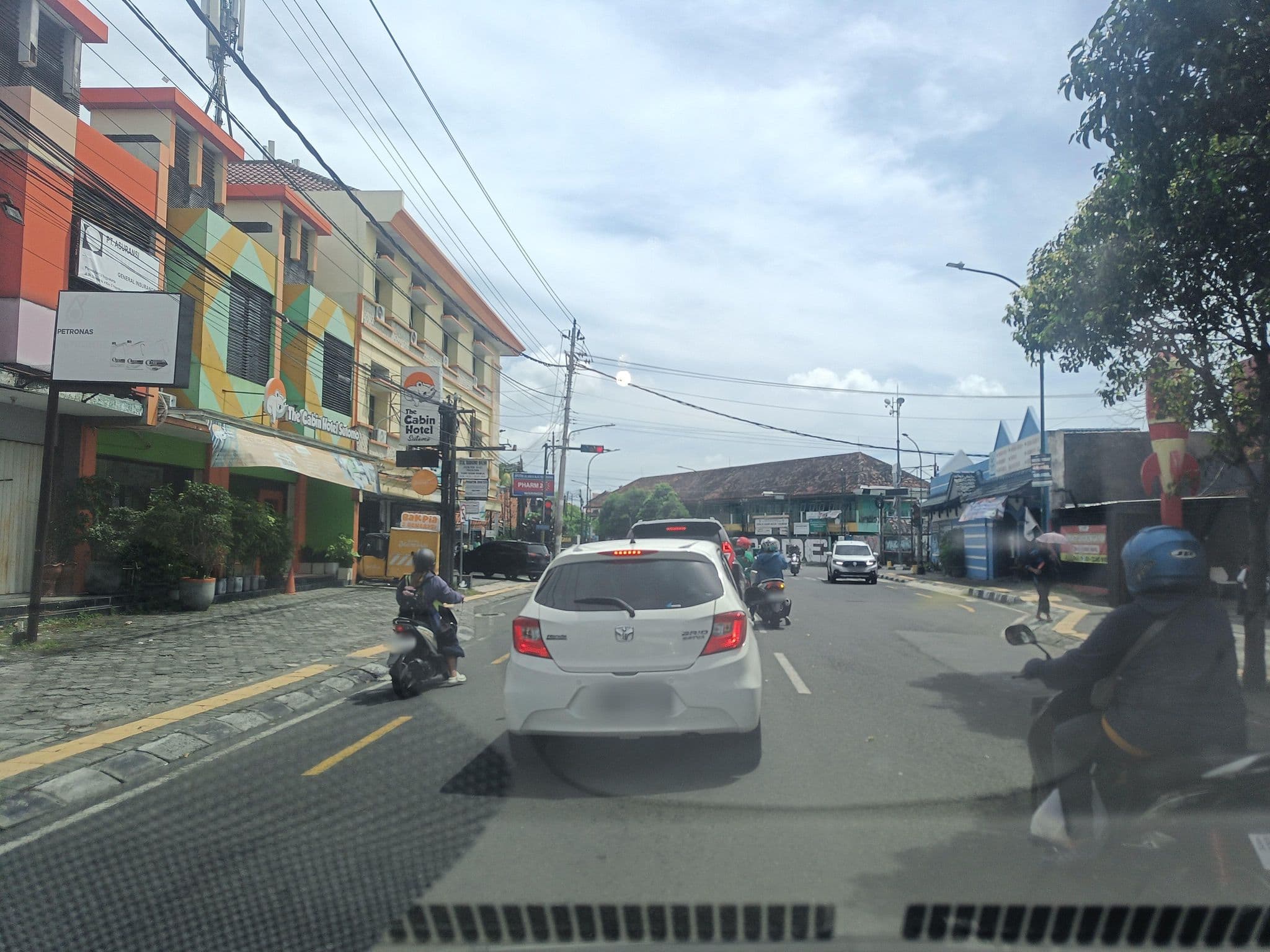 Street view near The Cabin Hotel Sutomo Jln.dr Sutomo No.2 Yogyakarta, Yogyakarta — © hen0ch (CC BY-SA · Mapillary)