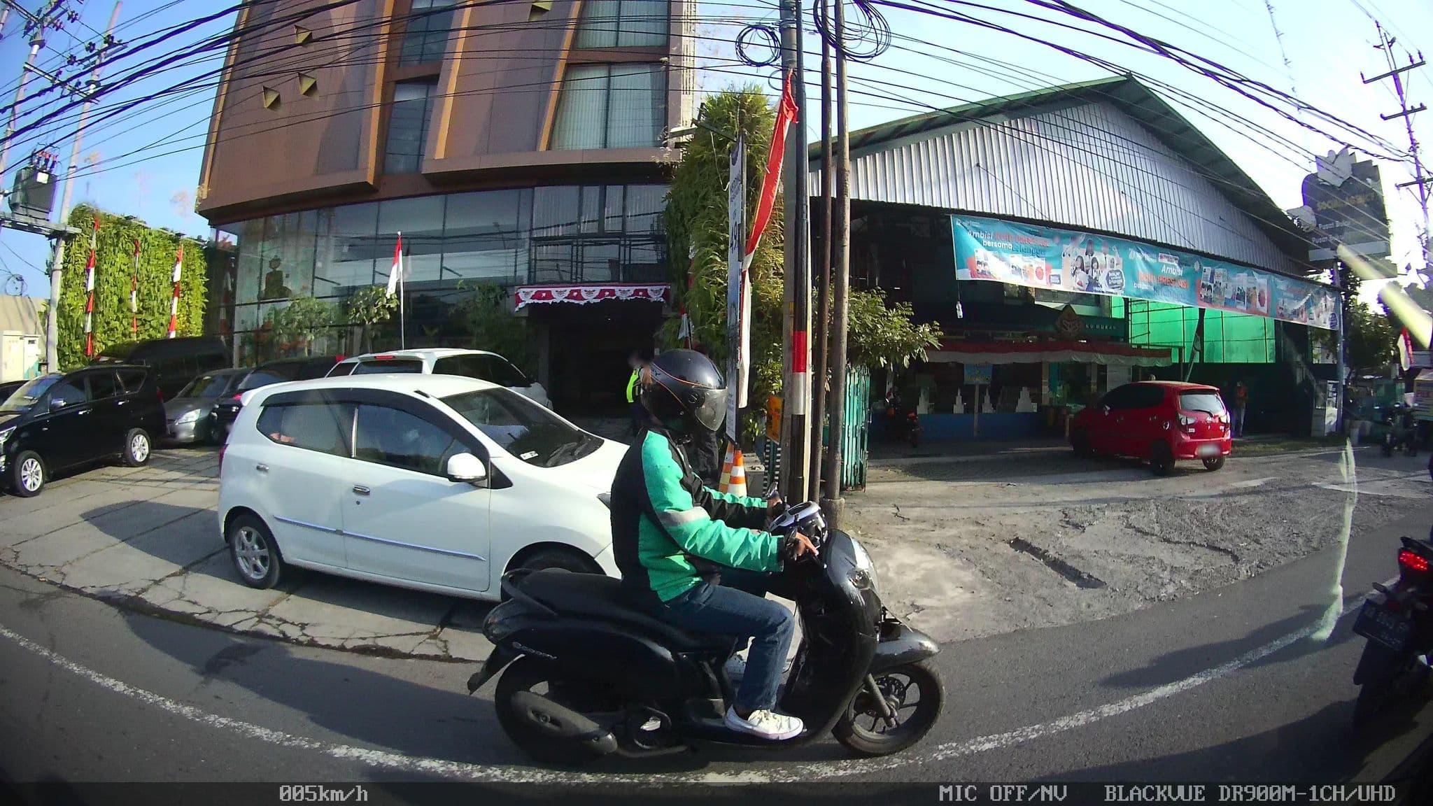 Street view near Yellow Star Ambarrukmo Hotel, Yogyakarta — © kaart5 (CC BY-SA · Mapillary)
