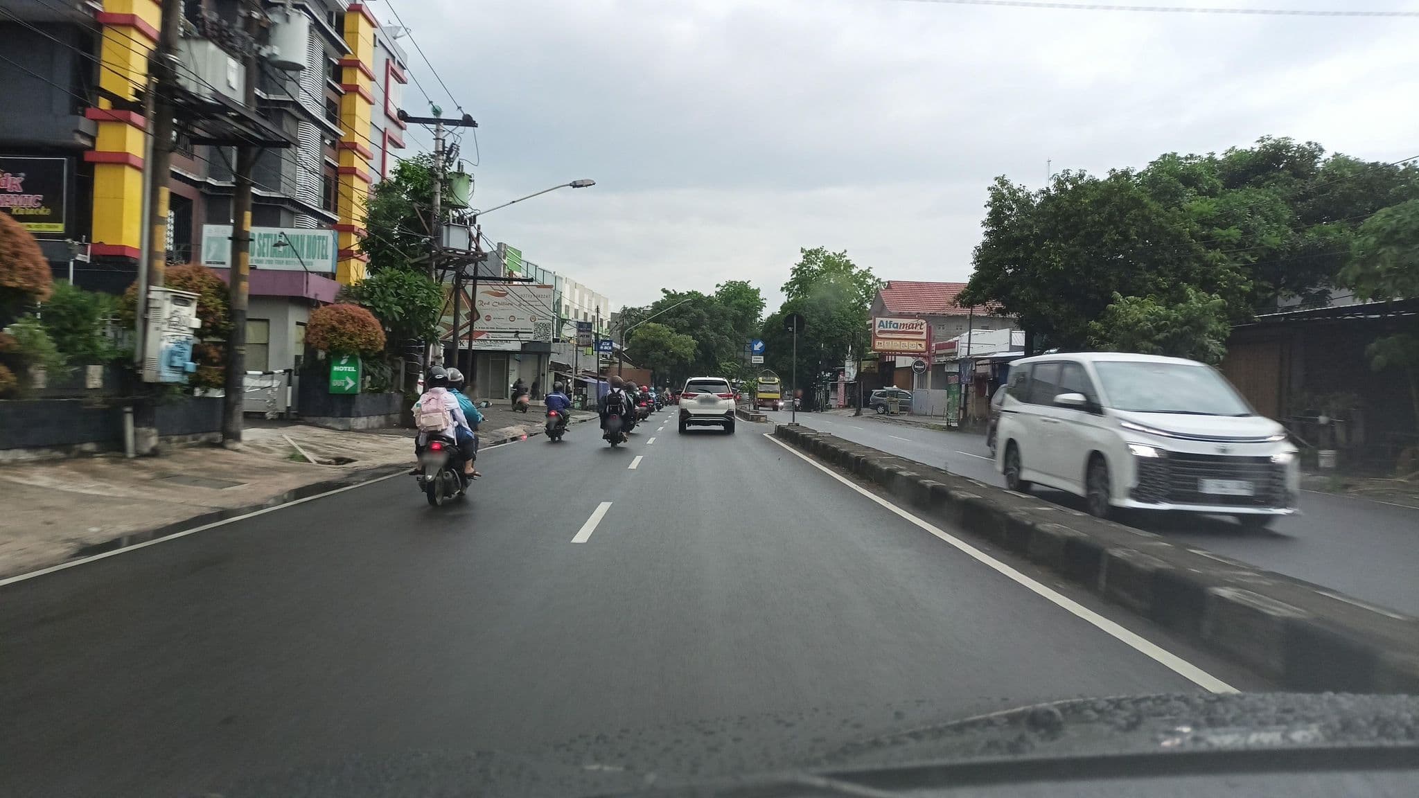 Street view near Hotel Grand Setiakawan, Surakarta — © ardi93 (CC BY-SA · Mapillary)