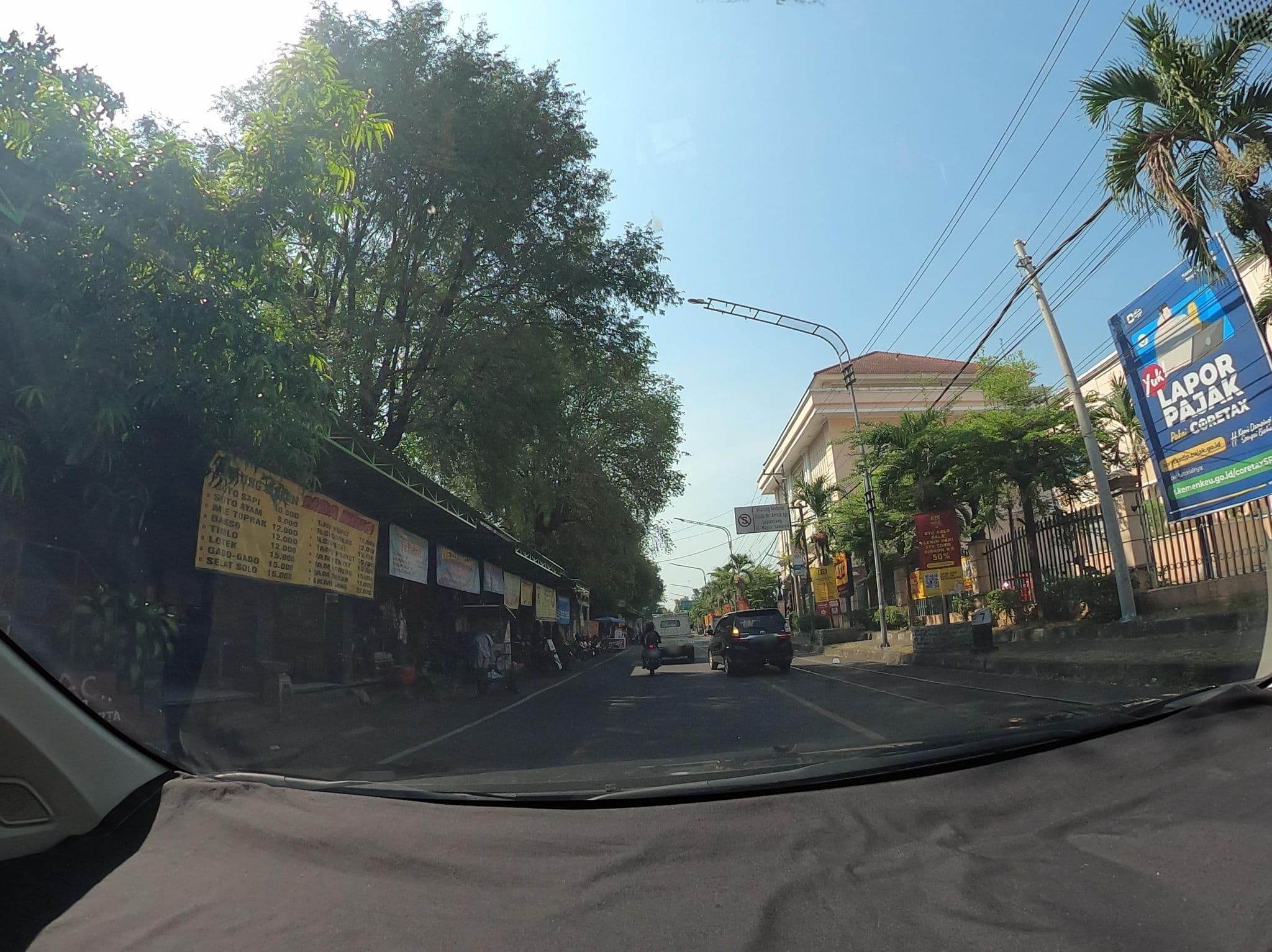 Street view near Oak Tree Emerald Hotel and Resort, Surakarta — © Kaart_Local (CC BY-SA · Mapillary)