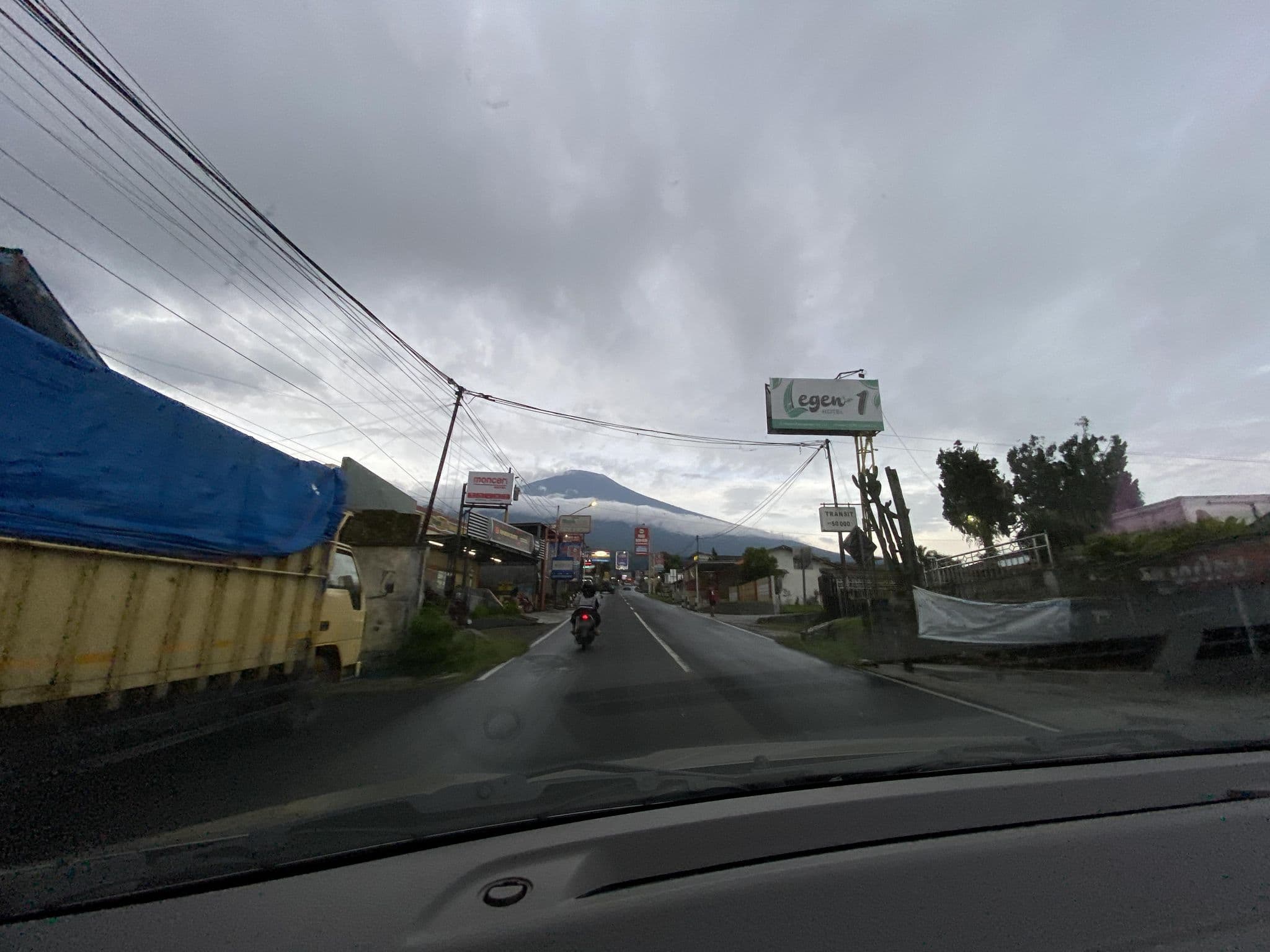 Street view near Hotel Puri Wisata, Baturaden — © kikik (CC BY-SA · Mapillary)