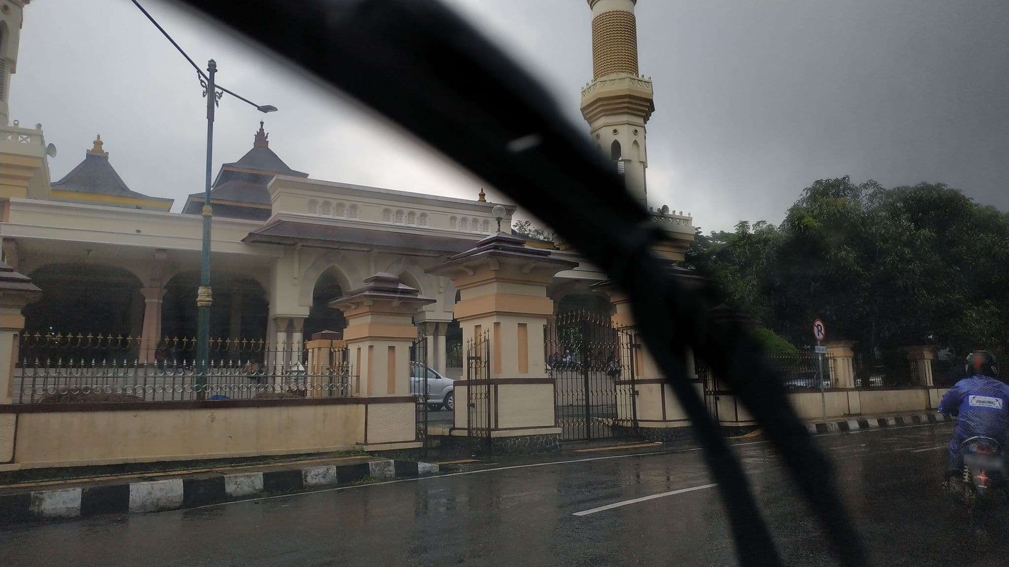 Street view near Hotel Dirgantara, Magelang — © akrimullag (CC BY-SA · Mapillary)