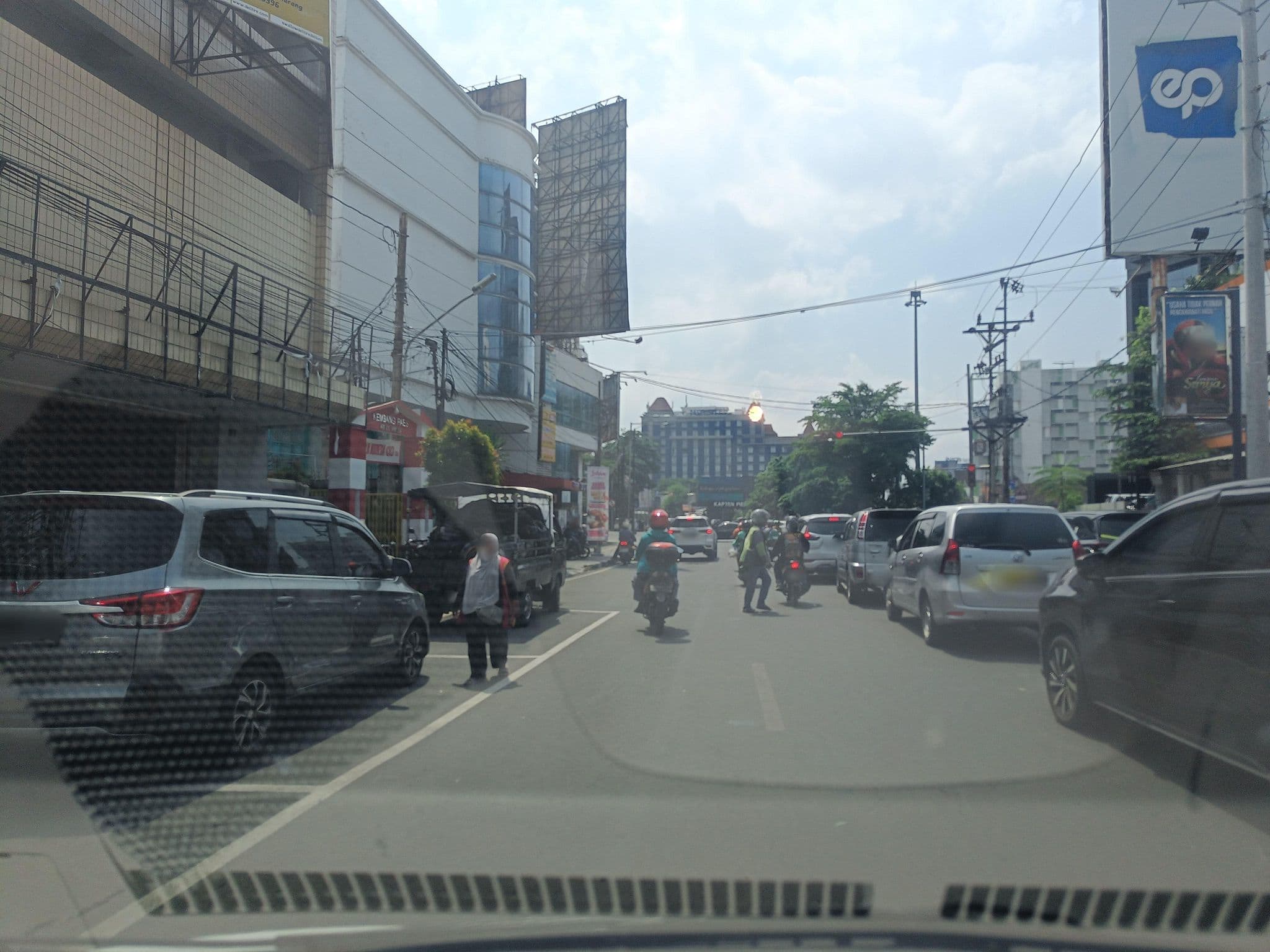 Street view near Wiiz Hotel Semarang, Semarang — © hen0ch (CC BY-SA · Mapillary)