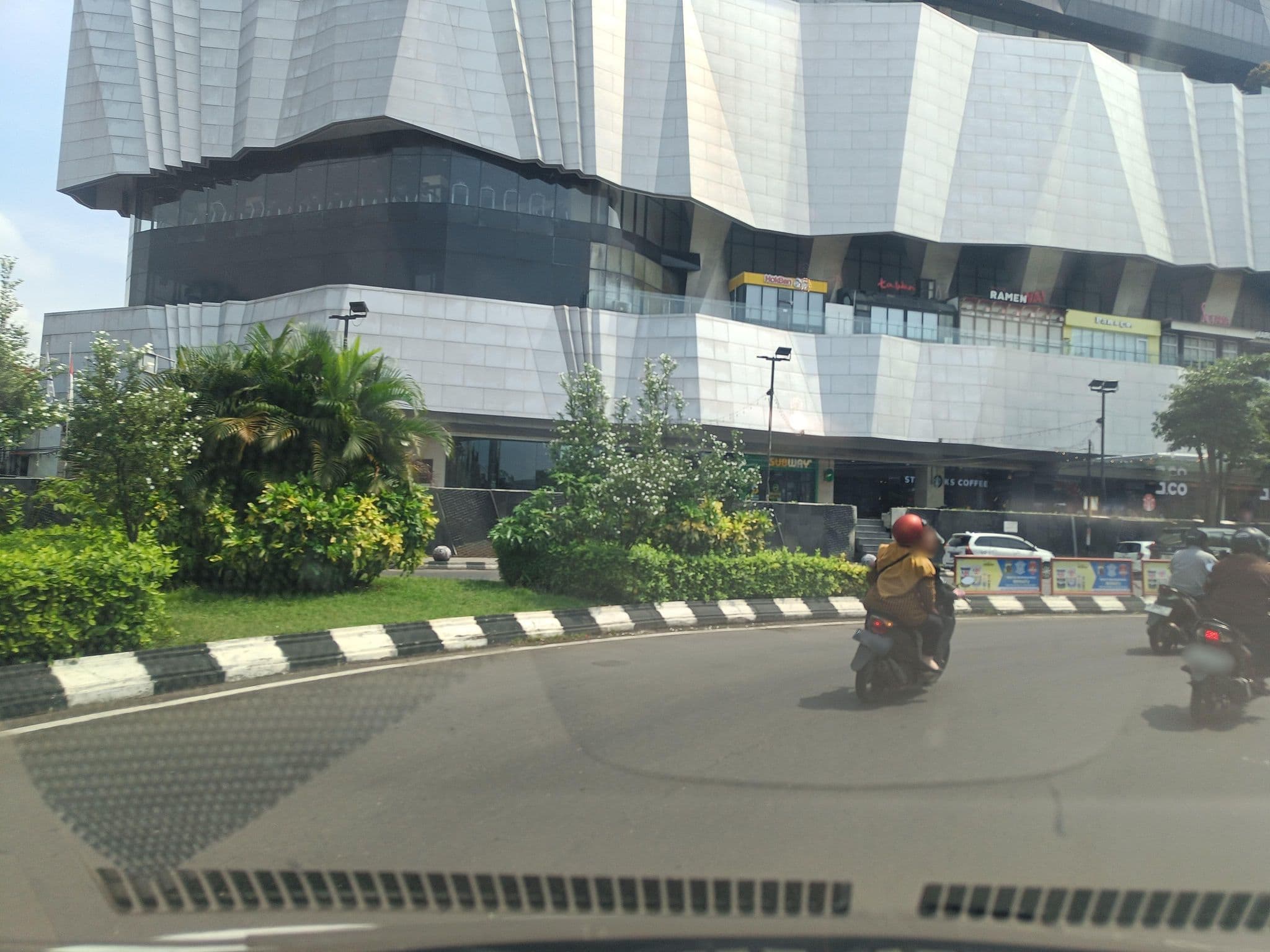 Street view near Whizz, Semarang — © hen0ch (CC BY-SA · Mapillary)