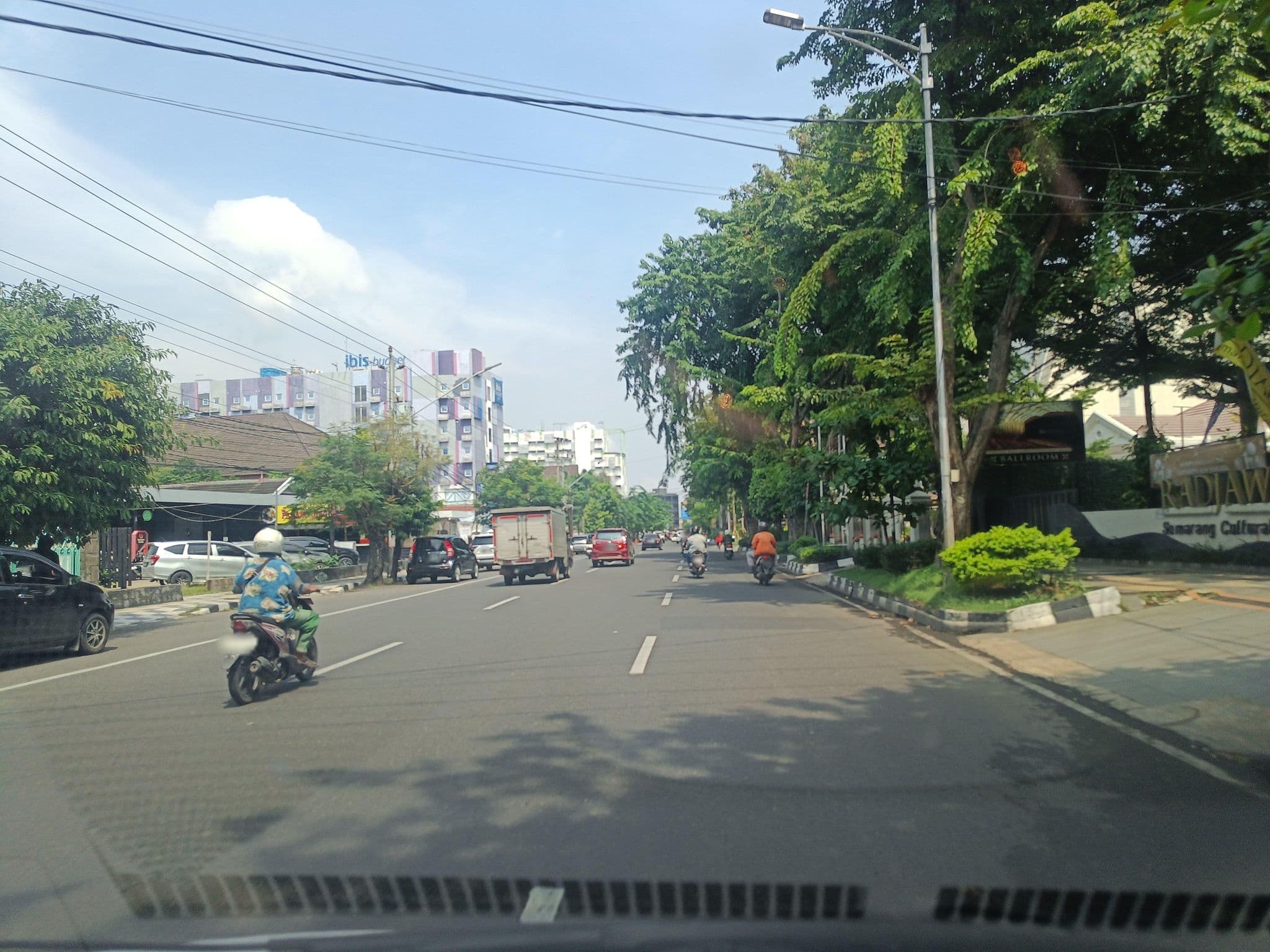 Street view near Hotel Siliwangi, Semarang — © hen0ch (CC BY-SA · Mapillary)