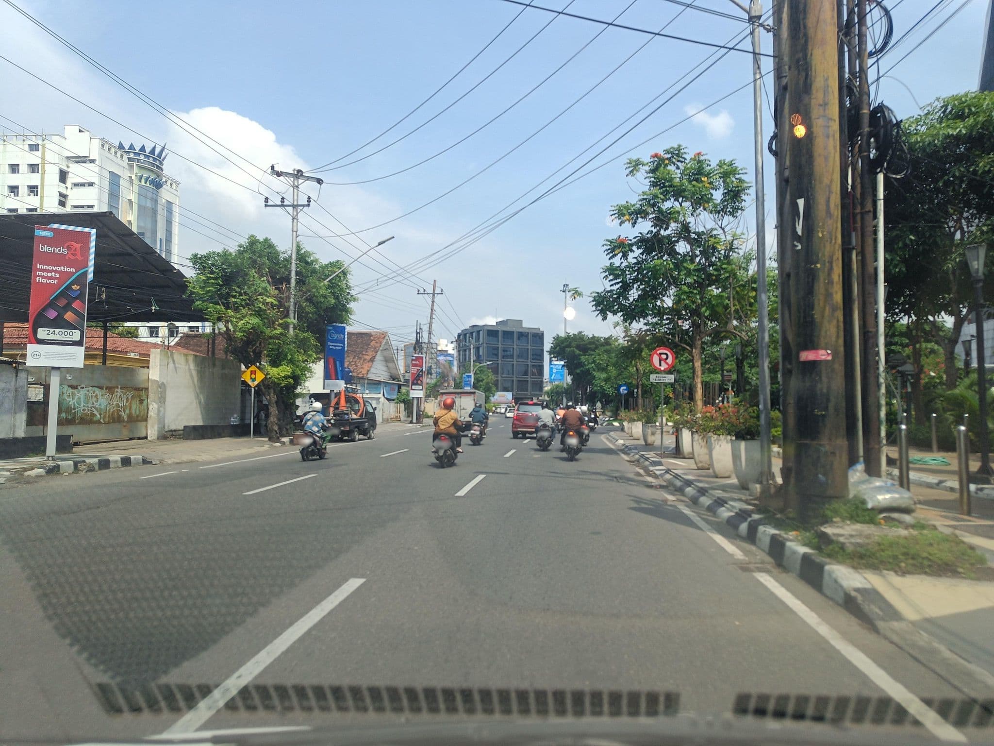 Street view near Whiz Hotel - Semarang, Semarang — © hen0ch (CC BY-SA · Mapillary)