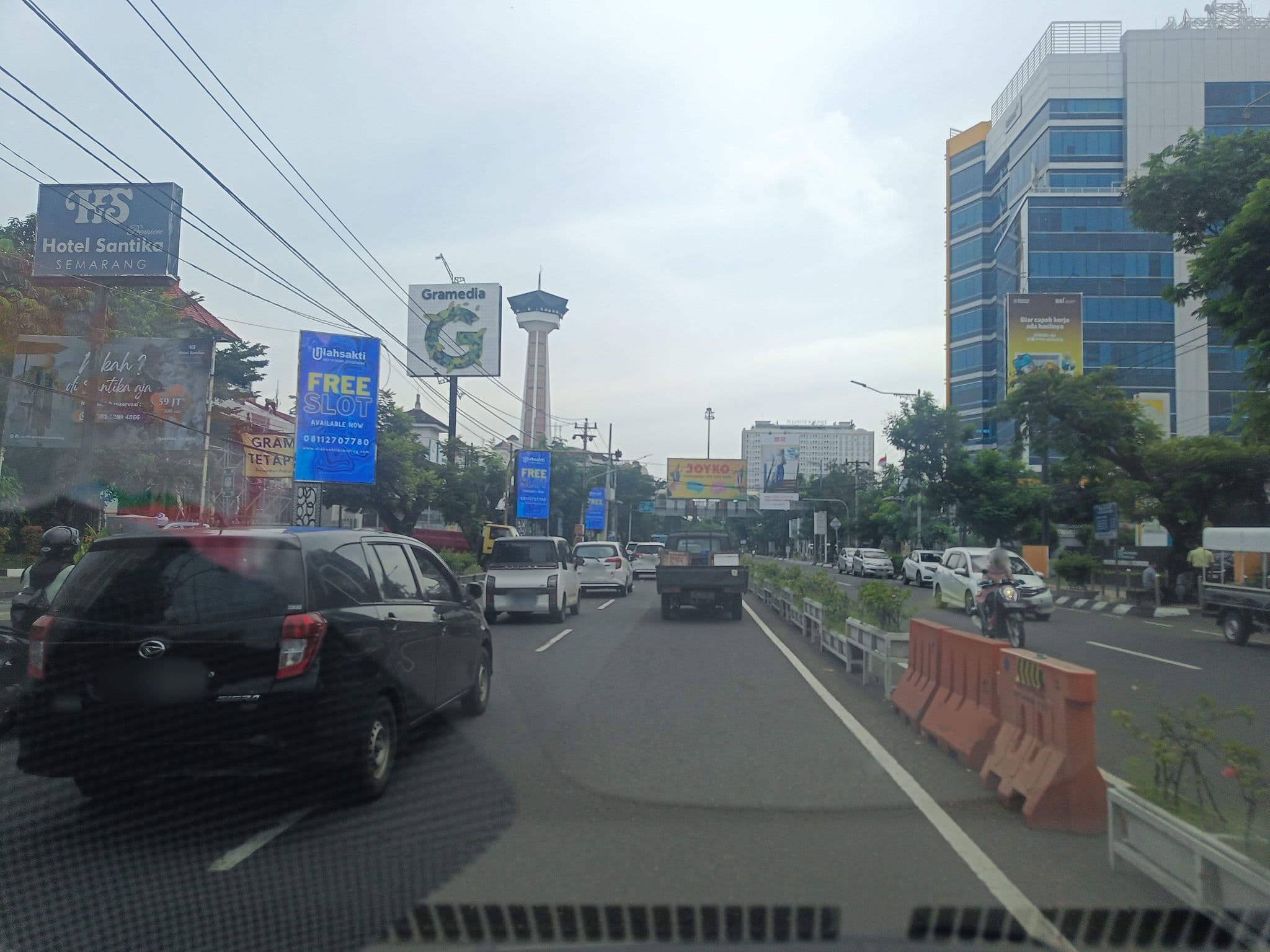Street view near Hotel Premier Santika Semarang, Semarang — © hen0ch (CC BY-SA · Mapillary)