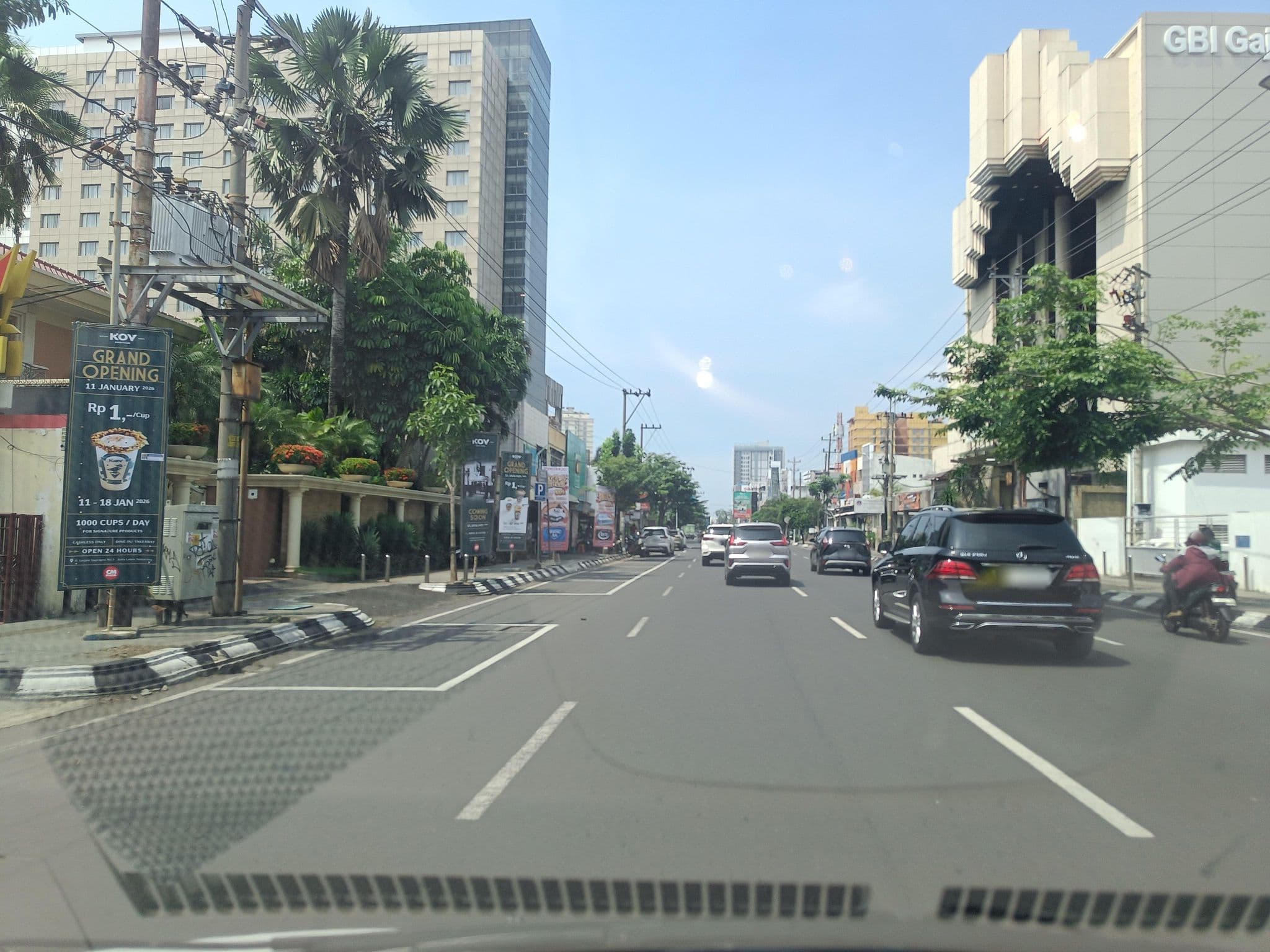 Street view near Hilton orchad, Semarang — © hen0ch (CC BY-SA · Mapillary)