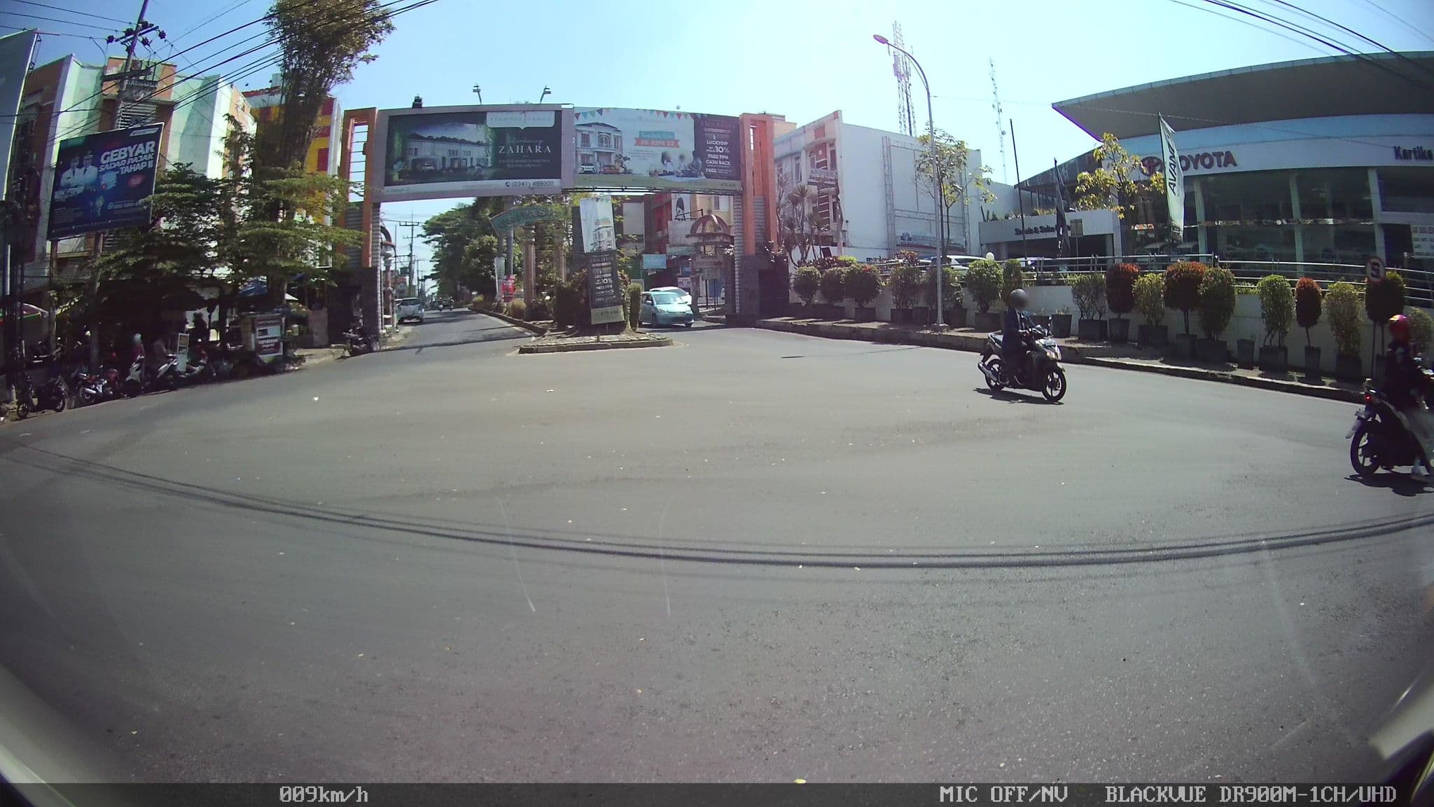 Street view near Front One Budget Hotel Malang, Malang — © kaart_2 (CC BY-SA · Mapillary)