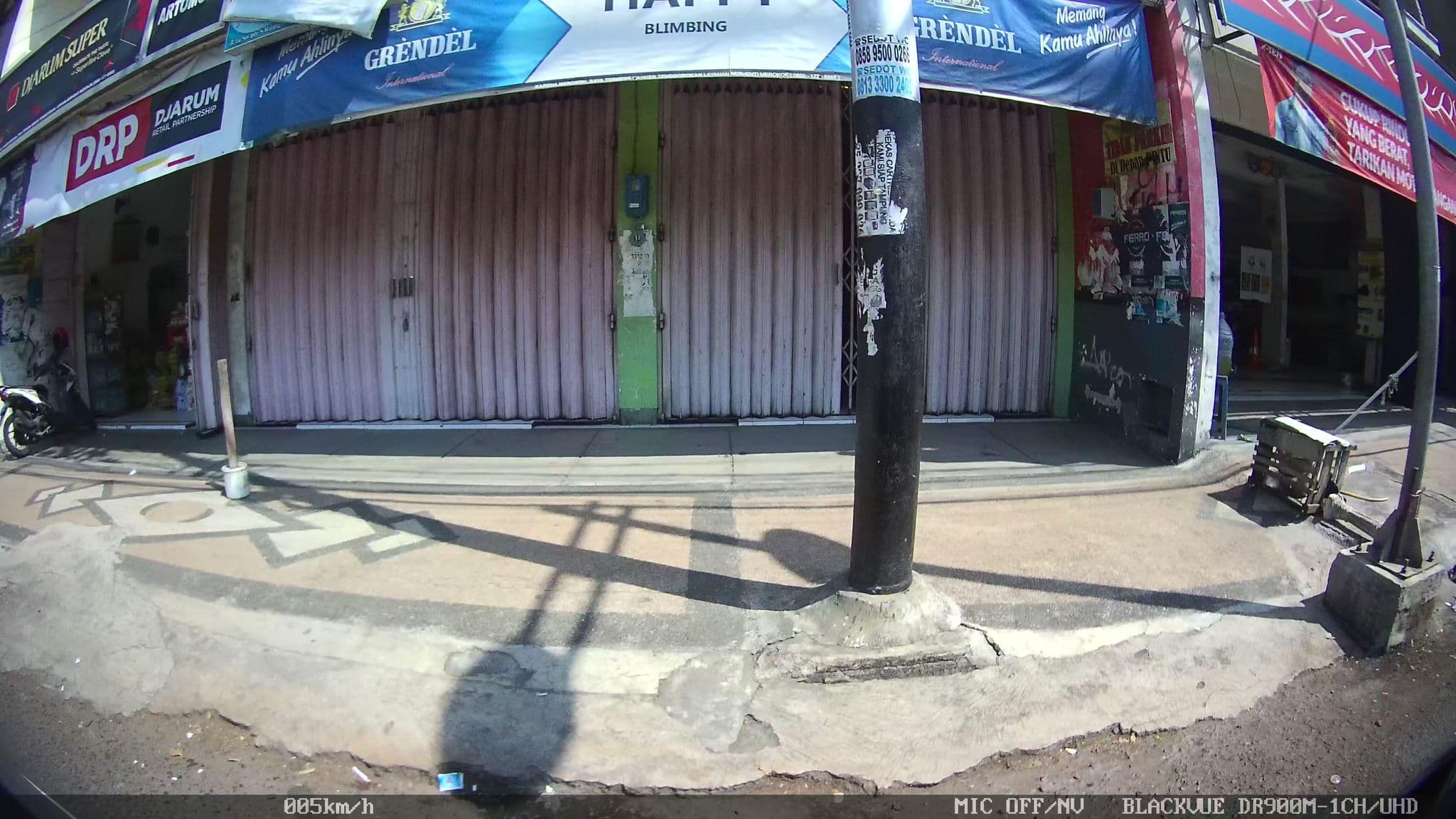 Street view near Hotel Santika Malang, Malang — © kaart_2 (CC BY-SA · Mapillary)