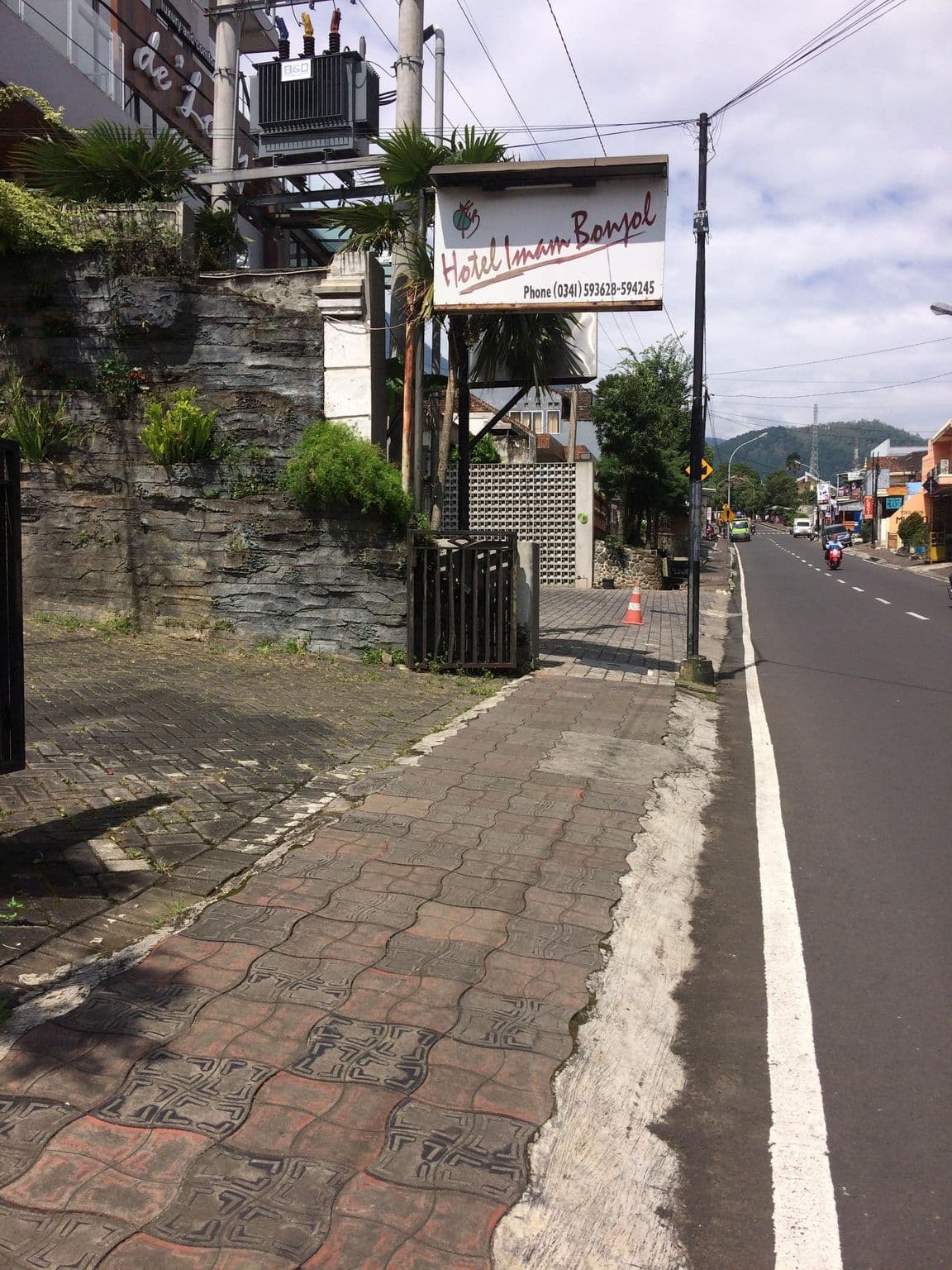 Street view near Hotel Salma, Batu — © maphunter_id (CC BY-SA · Mapillary)