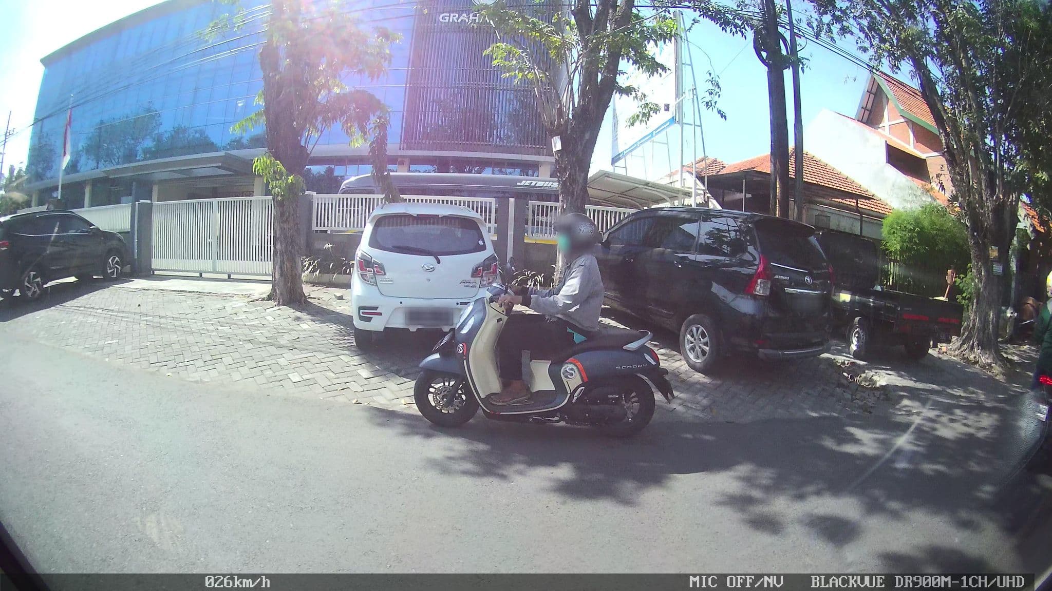 Street view near Airy Eco Syariah UNESA Ketintang Madya 151 Surabaya, Surabaya — © kaart_2 (CC BY-SA · Mapillary)
