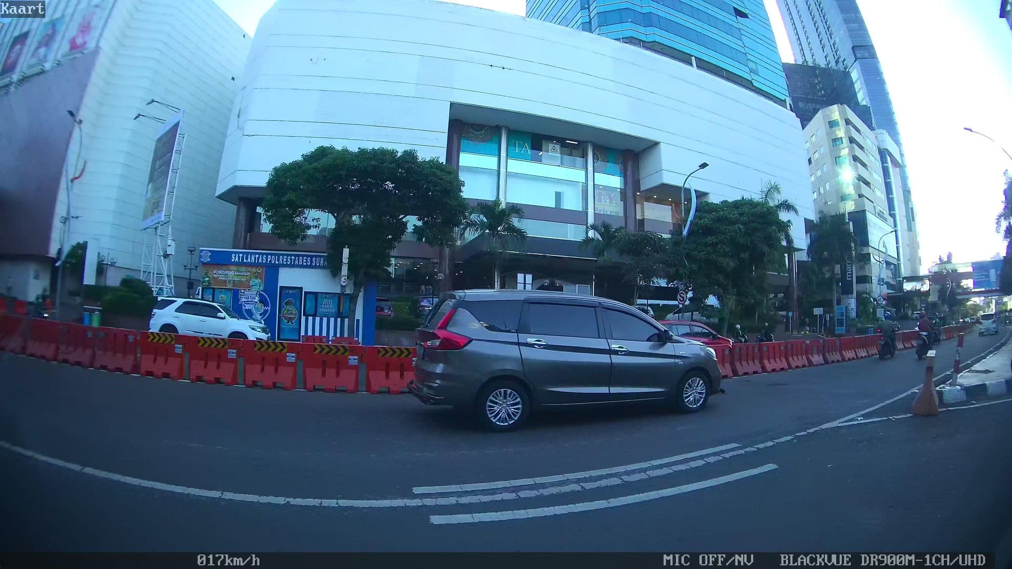 Street view near Bumi Niaga CIMB Niaga Tretes, Surabaya — © kaart_2 (CC BY-SA · Mapillary)