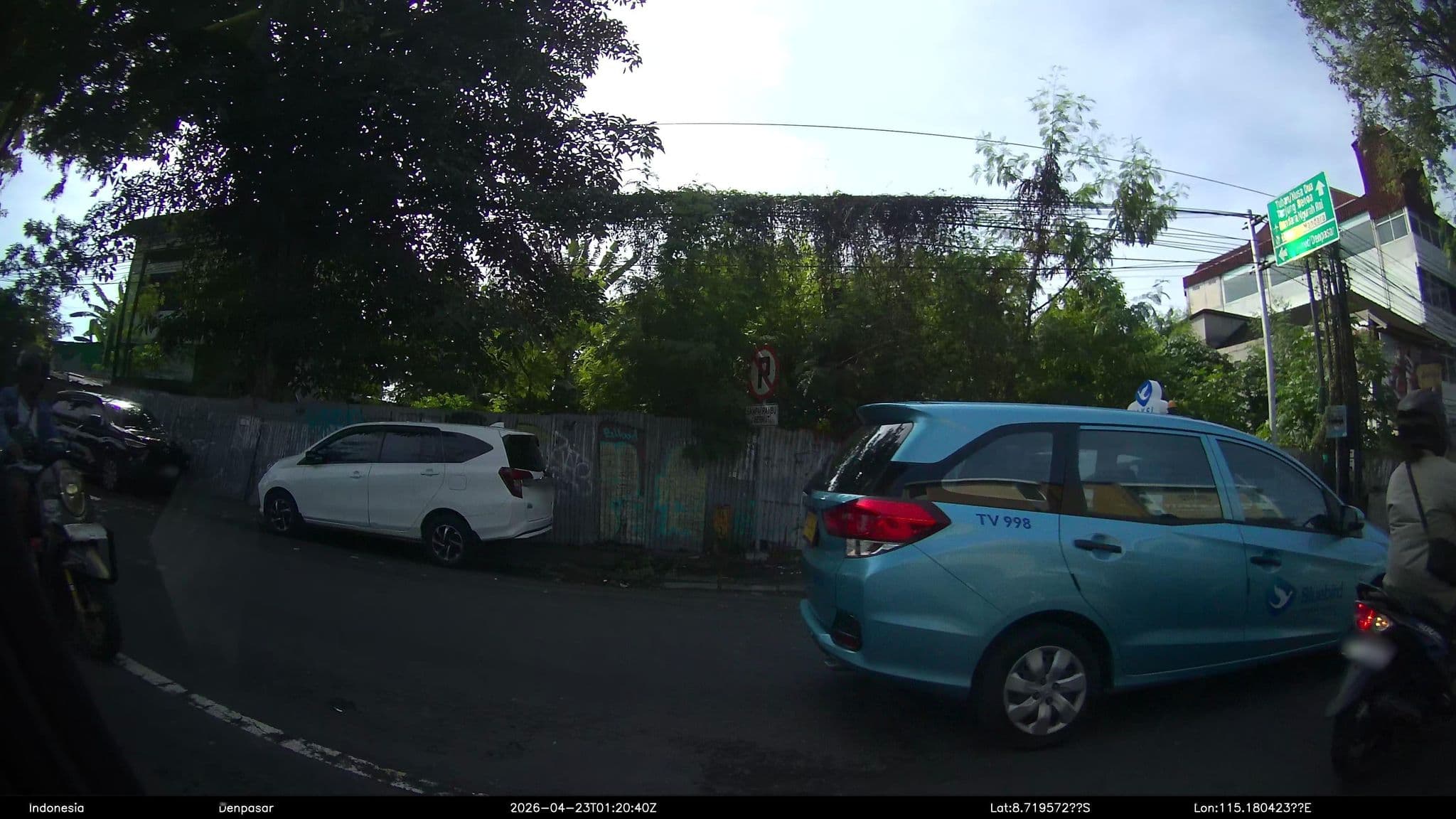 Street view near Radhana, Kuta — © Kaart---RIGHT (CC BY-SA · Mapillary)