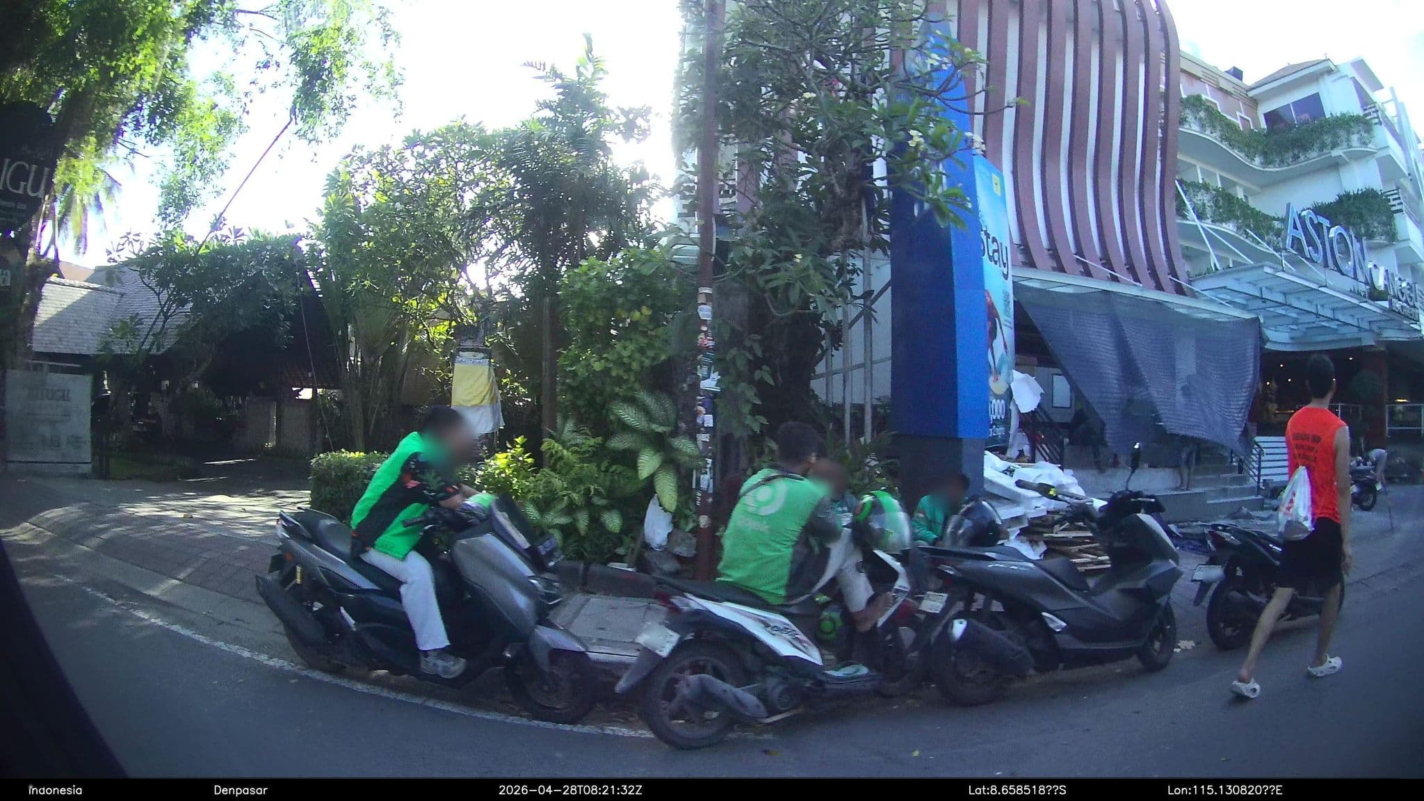 Street view near Aston Pool, Dalung — © Kaart---RIGHT (CC BY-SA · Mapillary)