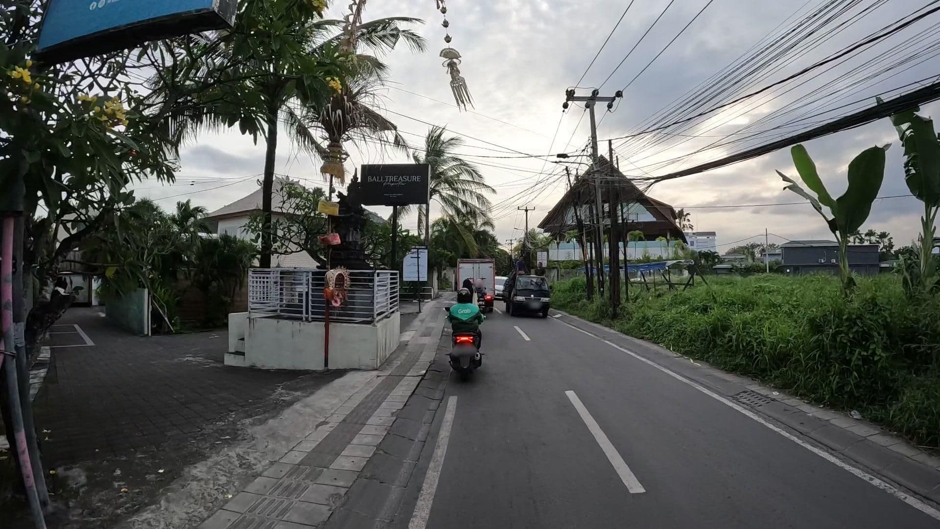 Street view near Bayu Saba Villa, Legian — © lucomsky (CC BY-SA · Mapillary)