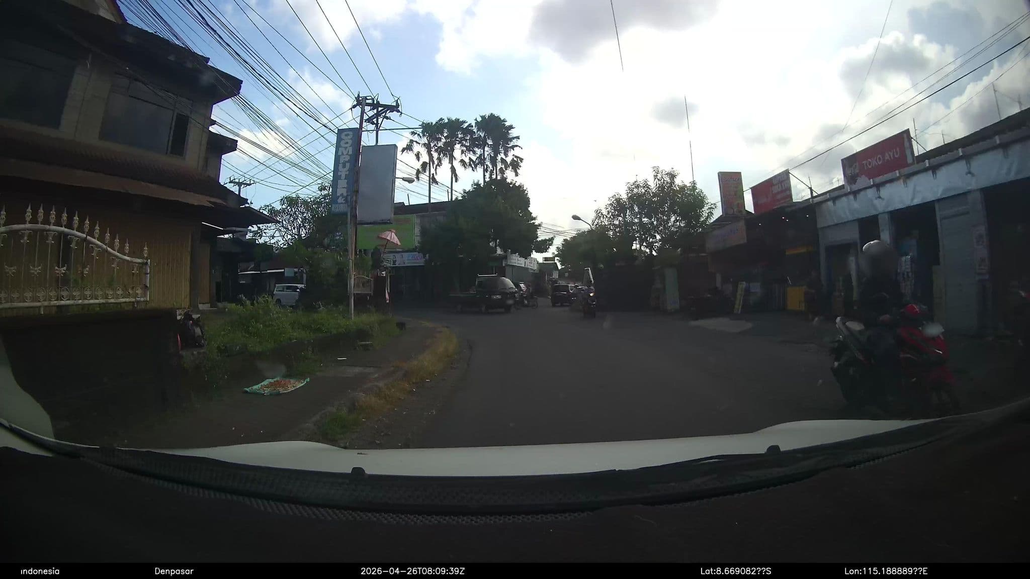 Street view near Reddoorz @ Mahendradatta Denpasar, Denpasar — © Kaart---FRONT (CC BY-SA · Mapillary)