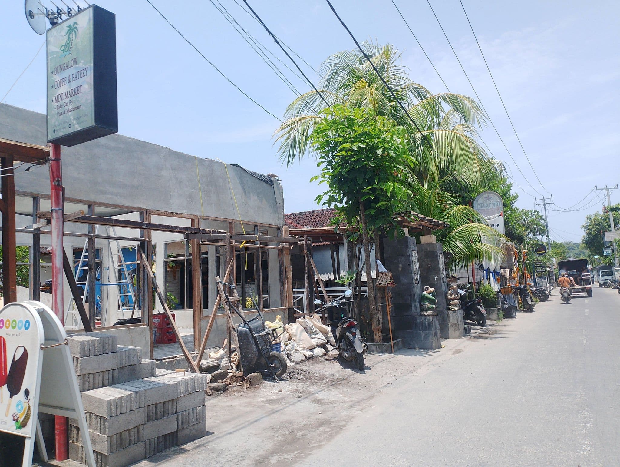 Street view near D & B Bungalows and Warung, Klungkung — © patricioximenes (CC BY-SA · Mapillary)