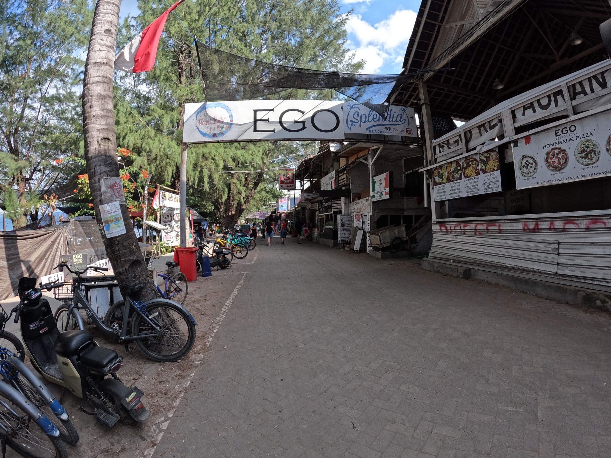 Street view near Gili Klapa Hostel, Gili Trawangan — © lucomsky (CC BY-SA · Mapillary)