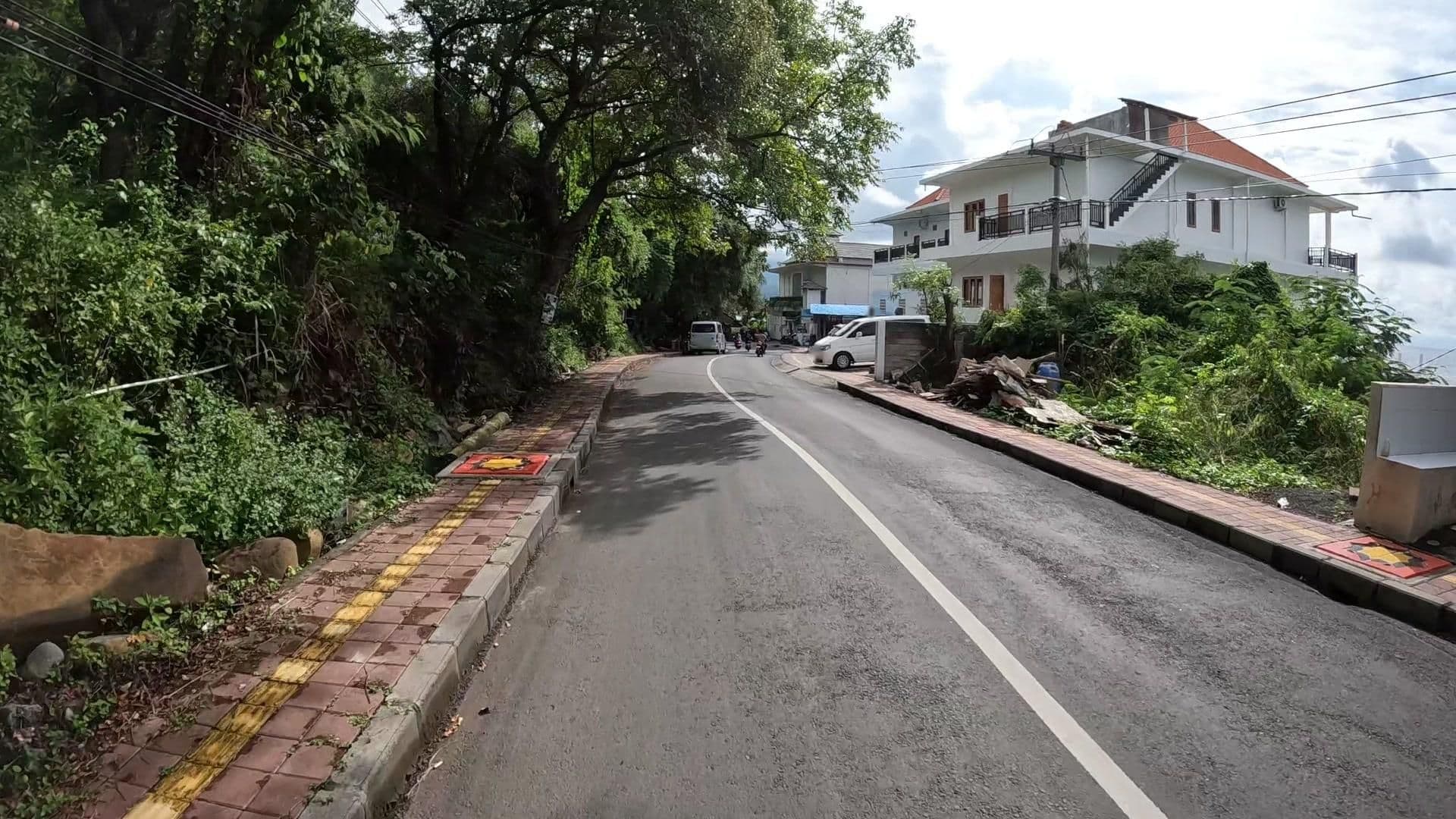 Street view near Joli Guesthouse & Bungalows, Amlapura — © lucomsky (CC BY-SA · Mapillary)