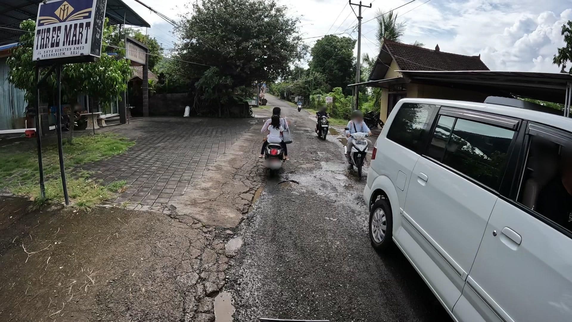 Street view near Amed Harmony Bungalows, Amlapura — © lucomsky (CC BY-SA · Mapillary)