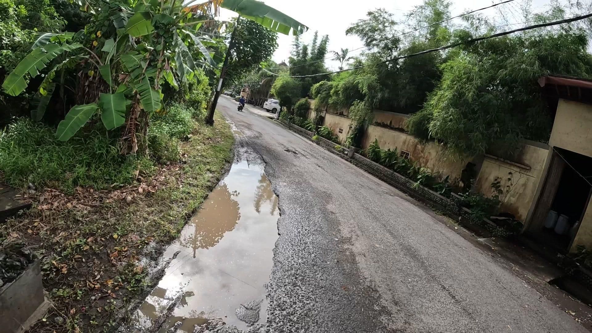 Street view near Apa Kabar Bungalows, Amlapura — © lucomsky (CC BY-SA · Mapillary)