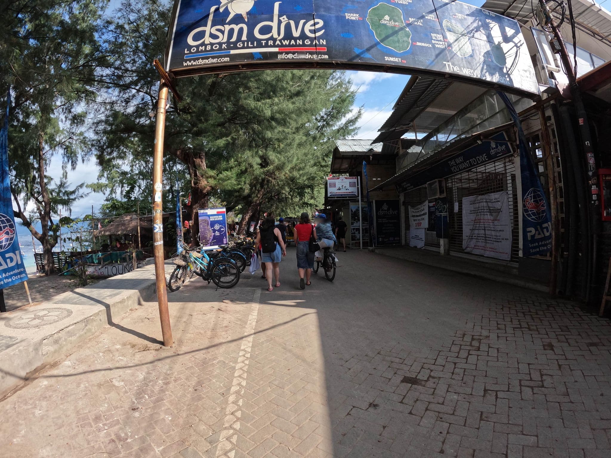 Street view near Dream Village Trawangan, Gili Trawangan — © lucomsky (CC BY-SA · Mapillary)