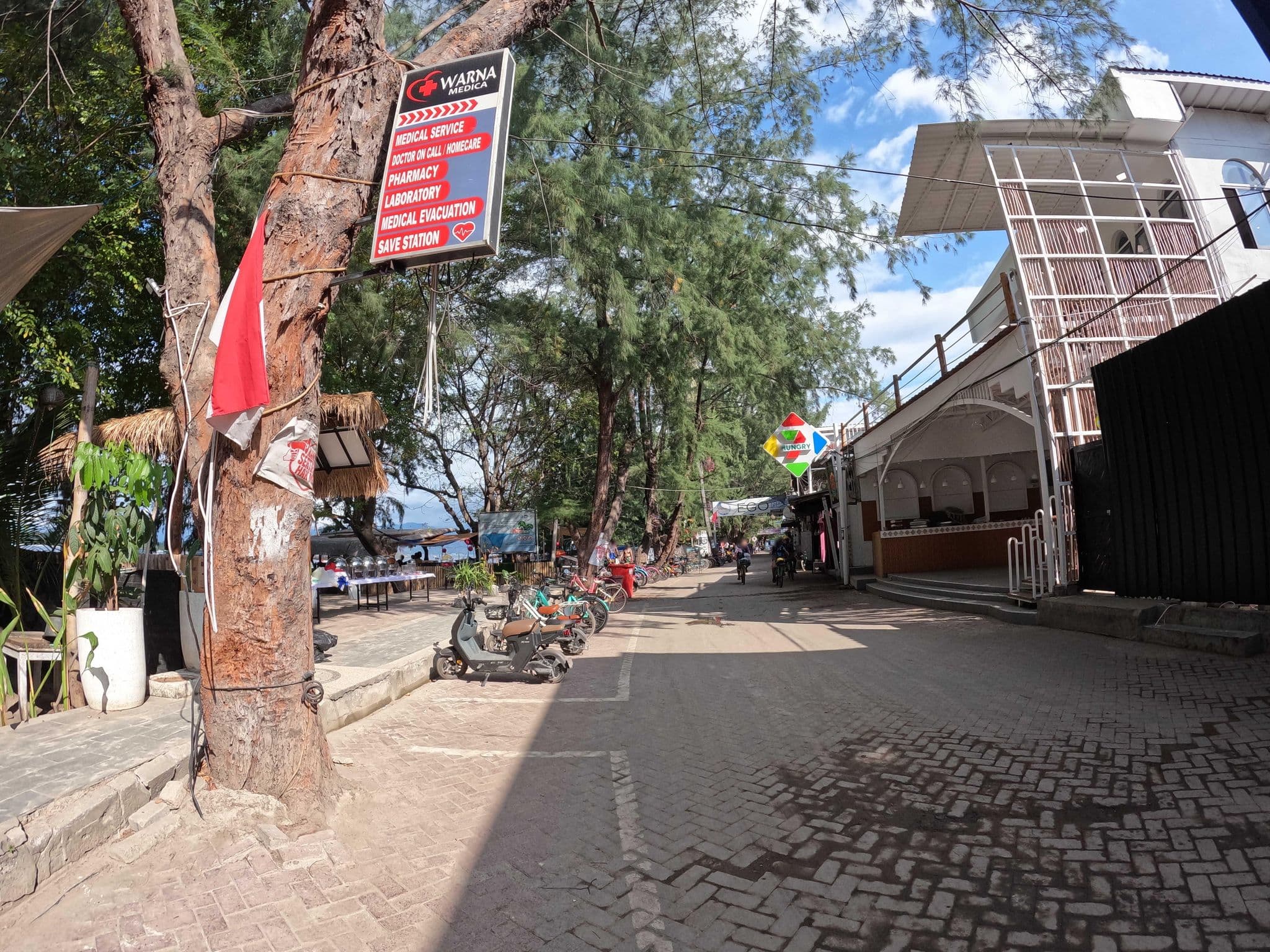 Street view near Rudy's Hotel, Gili Trawangan — © lucomsky (CC BY-SA · Mapillary)