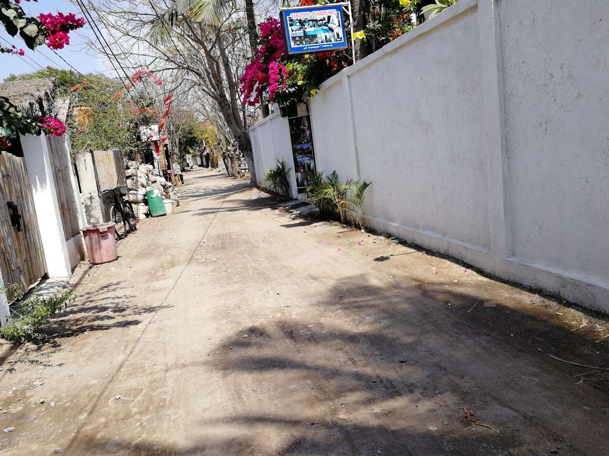 Street view near Unzipp Bungalows, Gili Trawangan — © thewayofmando (CC BY-SA · Mapillary)