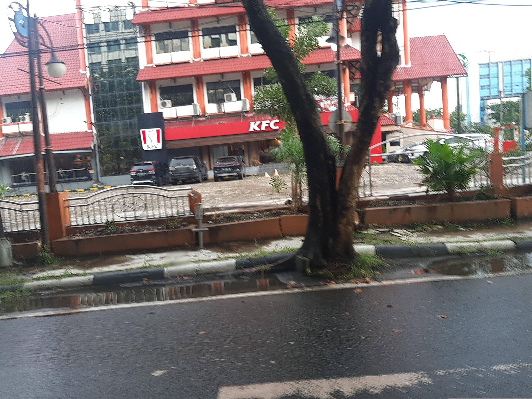Street view near Hotel Sabrina Jl. Bank Rakyat no. 5 Banjarmasin, Banjarmasin — © FenyMufyd (CC BY-SA · Mapillary)
