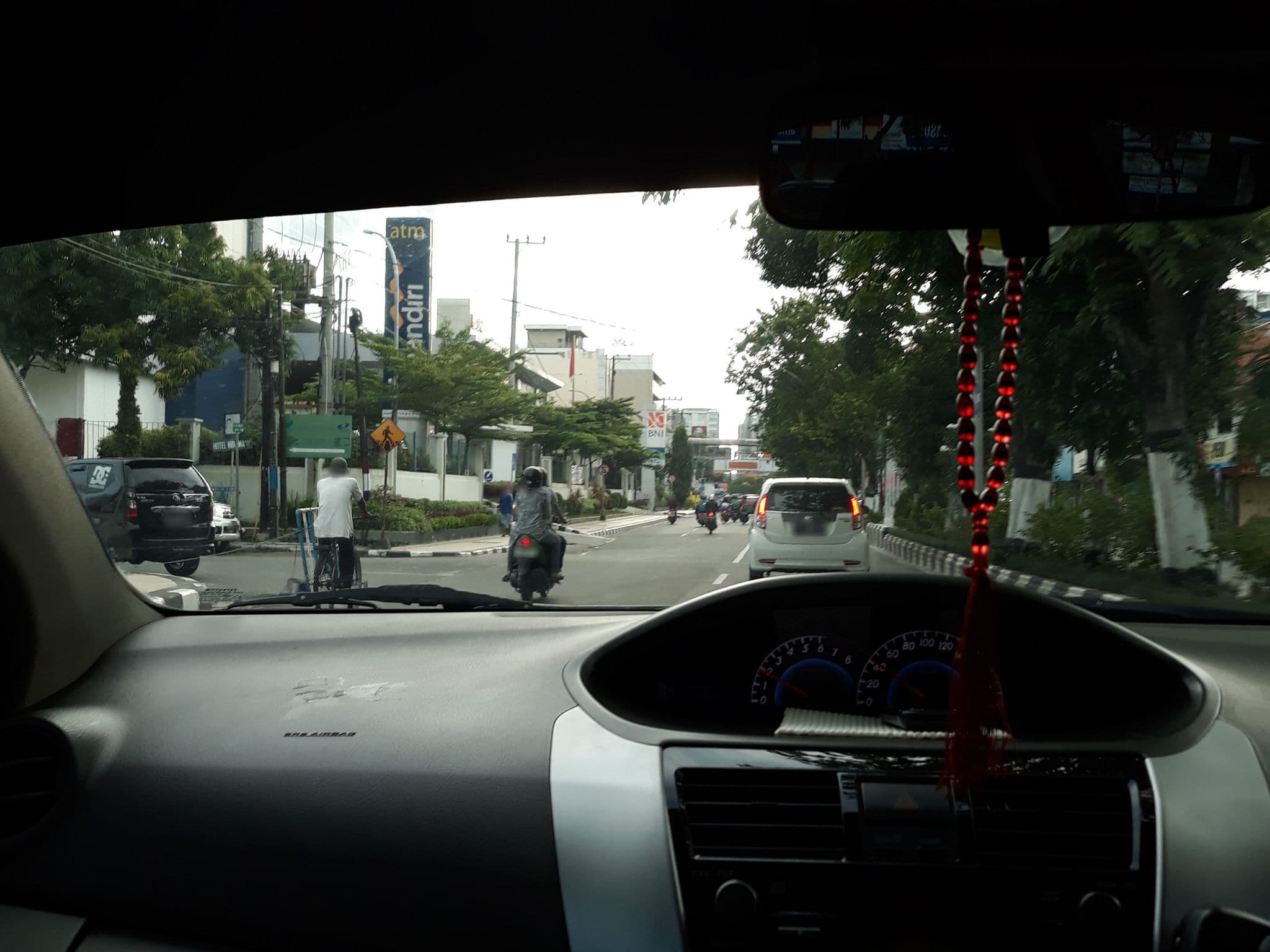 Street view near Hotel Bliss Singapore, Balikpapan — © yahyam (CC BY-SA · Mapillary)