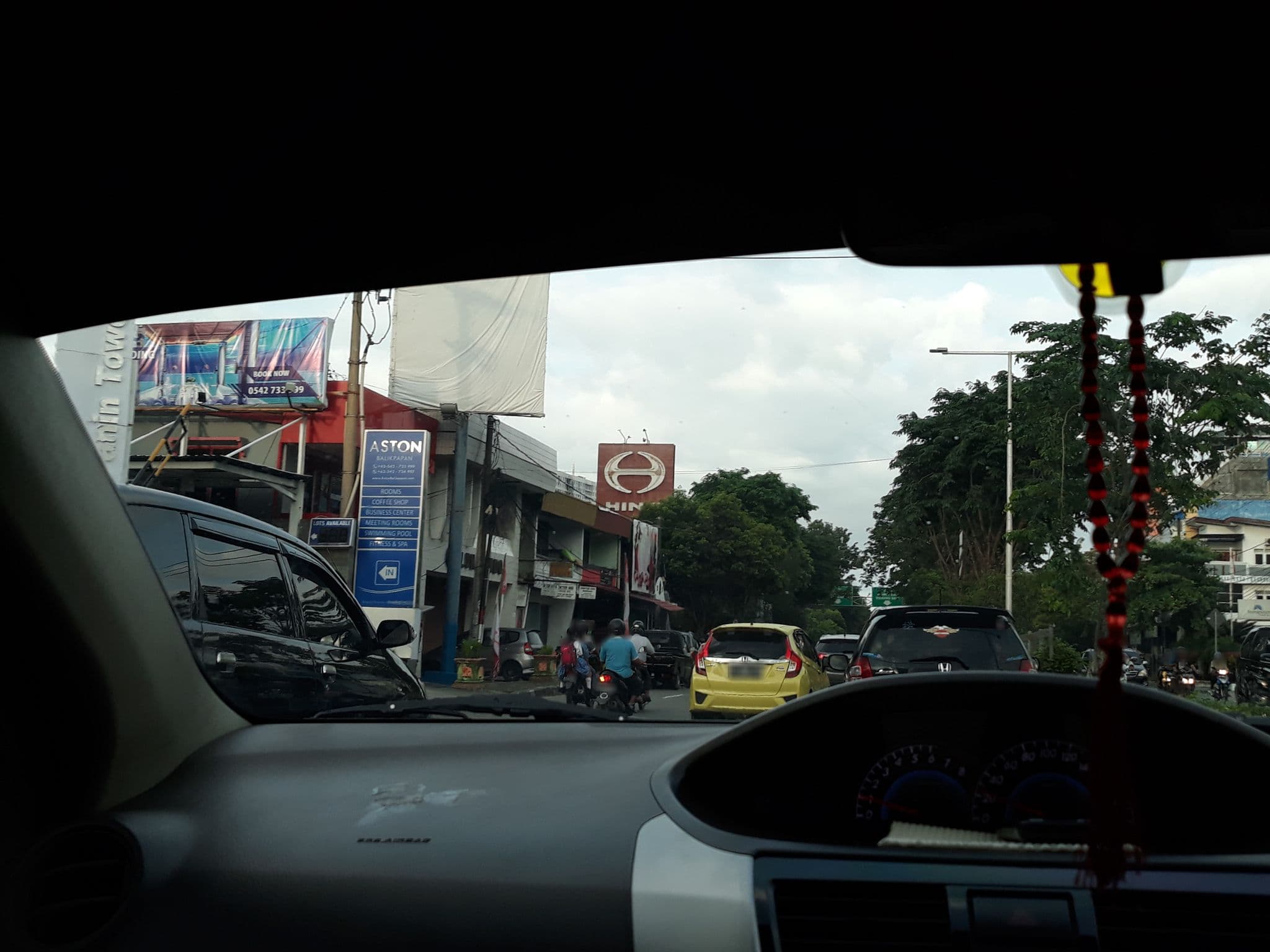 Street view near Hilton Hotel, Balikpapan — © yahyam (CC BY-SA · Mapillary)