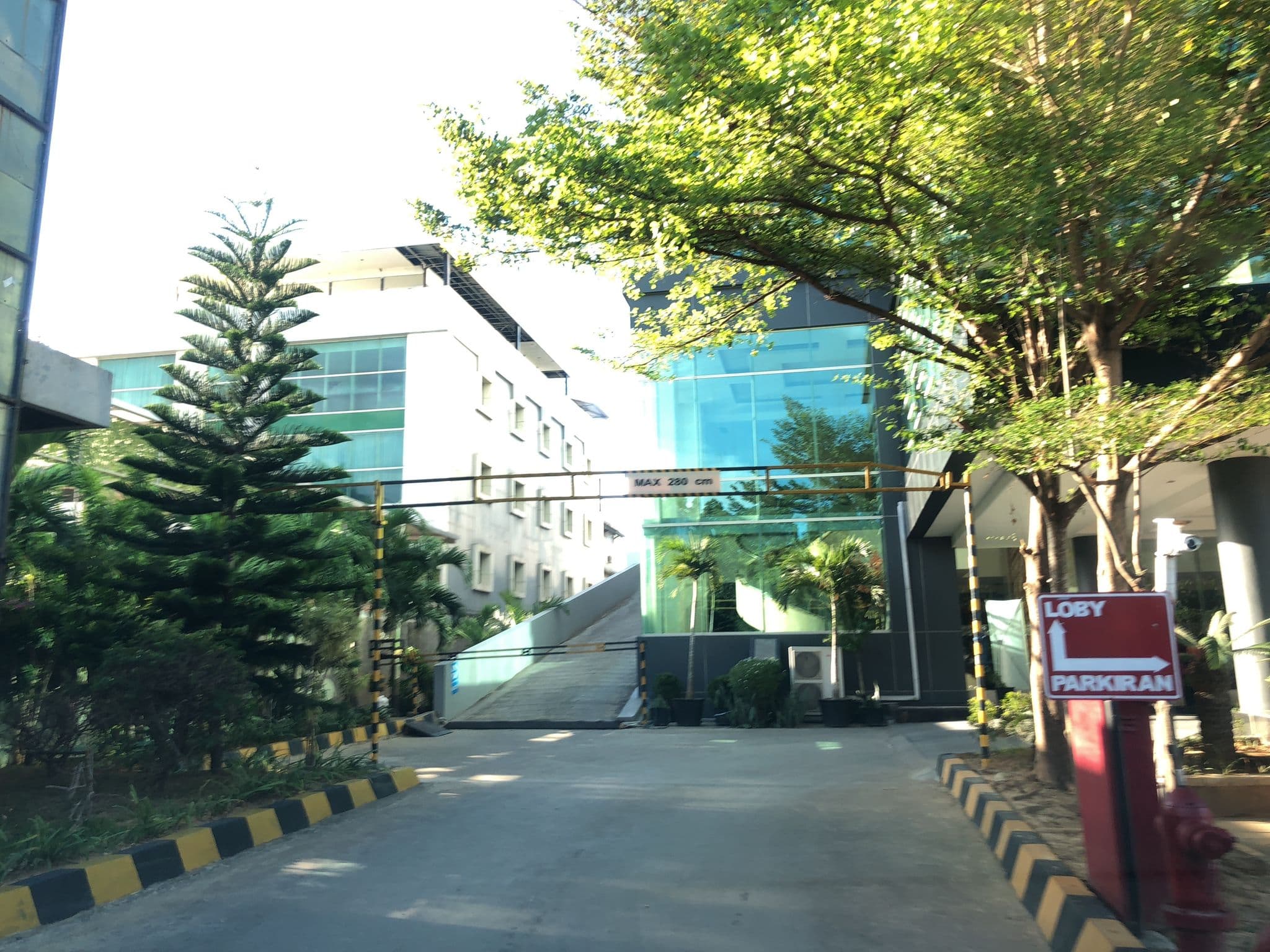 Street view near Grand Clarion Hotel, Kendari — © sarahantos (CC BY-SA · Mapillary)