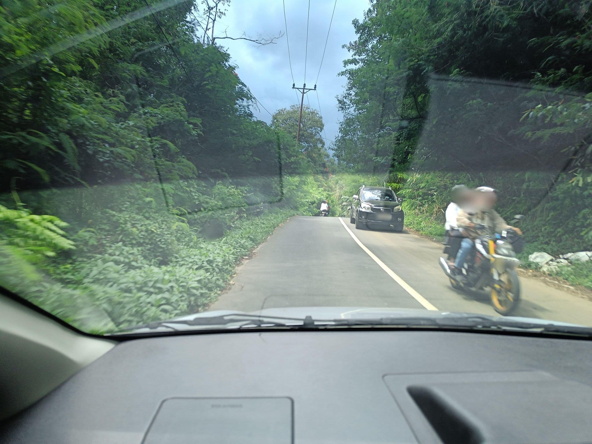 Street view near Jhoanie Hotel, Tomohon — © hen0ch (CC BY-SA · Mapillary)