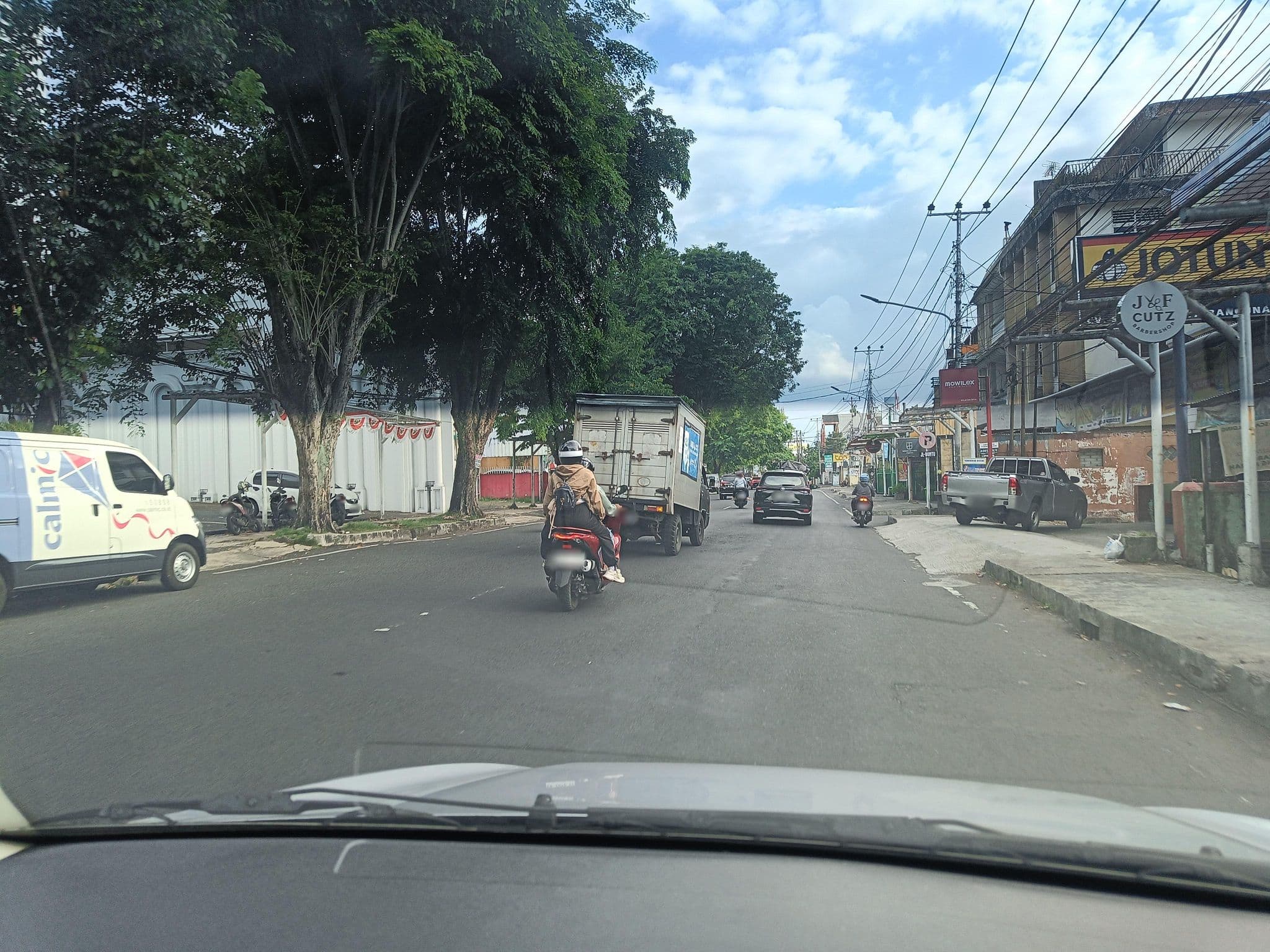 Street view near Airy Wenang Sam Ratulangi 199 Manado, Manado — © hen0ch (CC BY-SA · Mapillary)