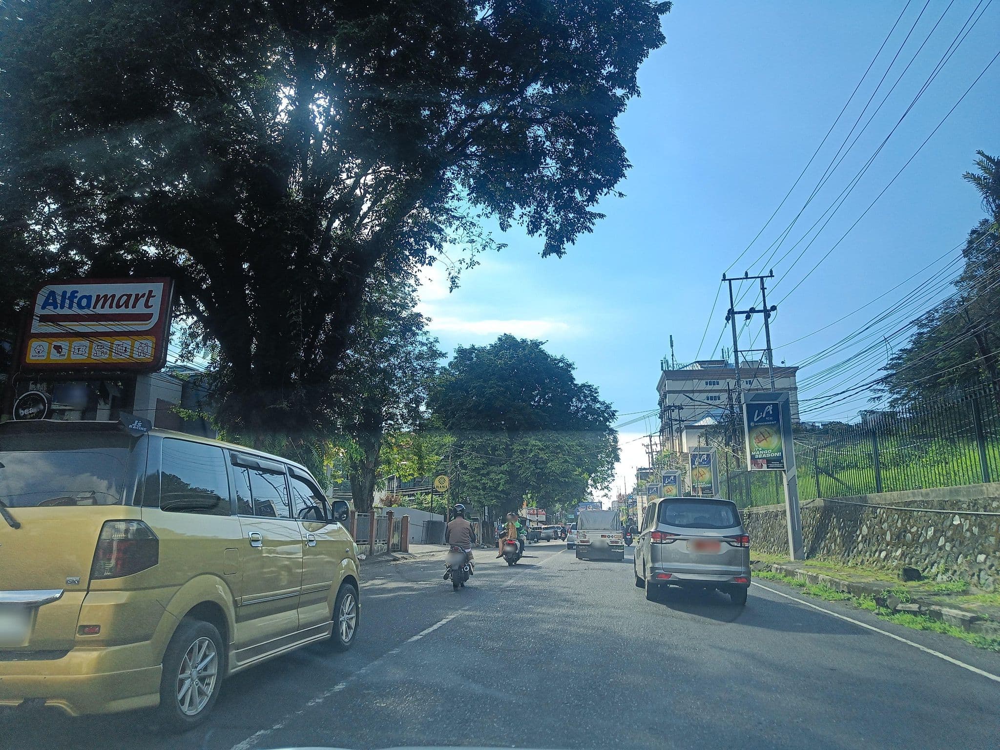 Street view near Tondano Room, Manado — © hen0ch (CC BY-SA · Mapillary)