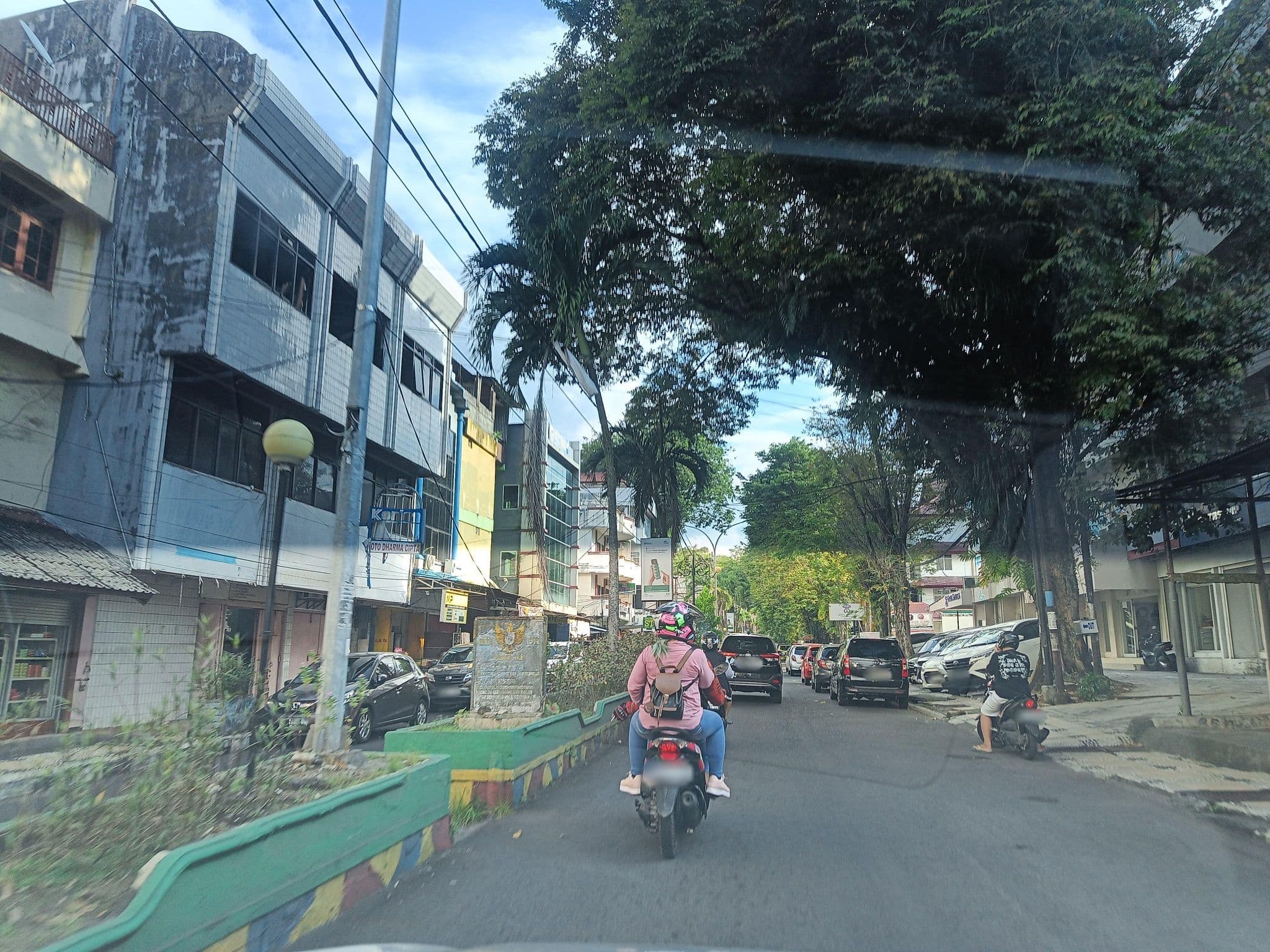 Street view near Ebony City Hotel, Manado — © hen0ch (CC BY-SA · Mapillary)