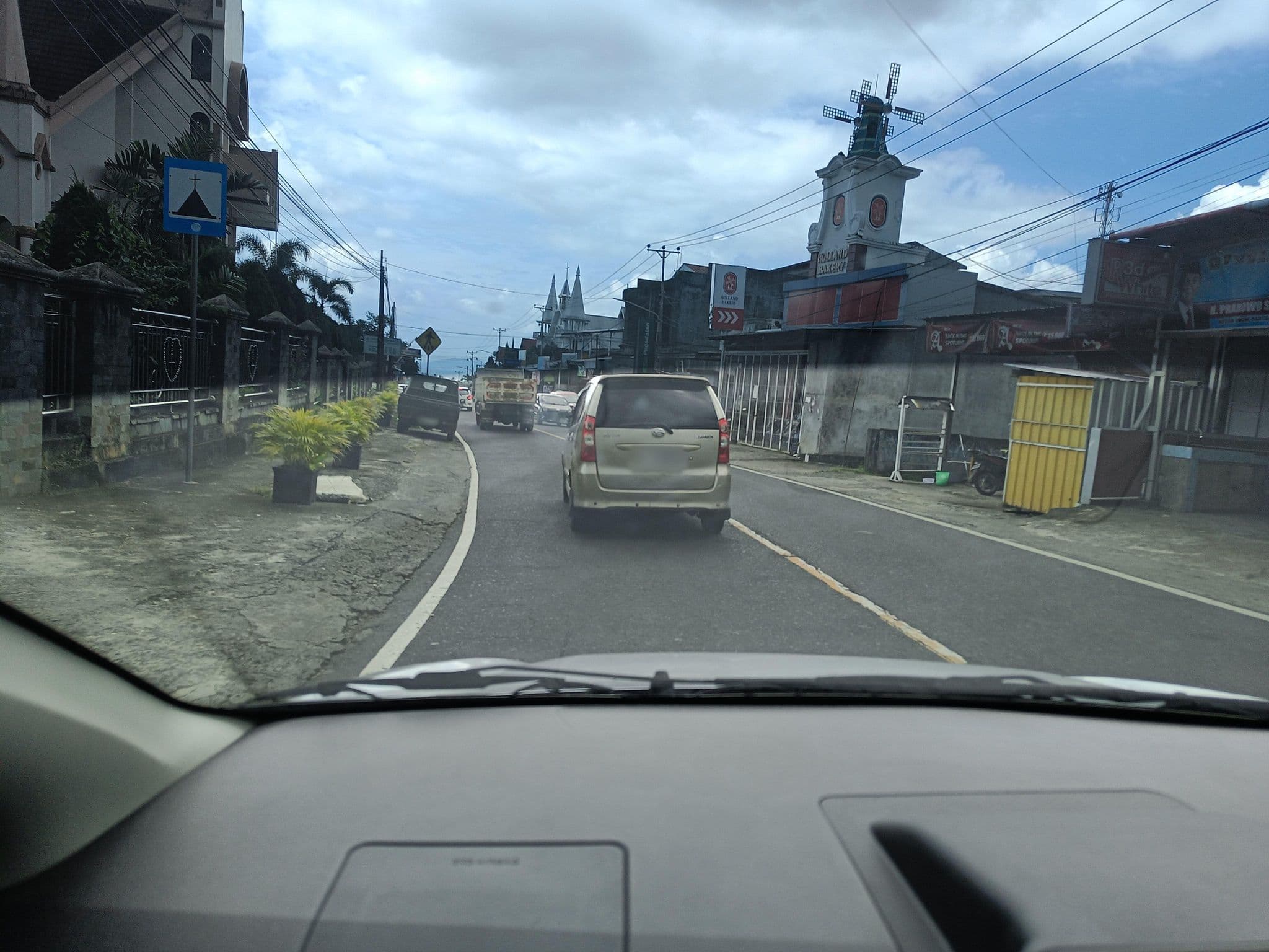 Street view near Hotel Rachmat Gorontalo, Manado — © hen0ch (CC BY-SA · Mapillary)