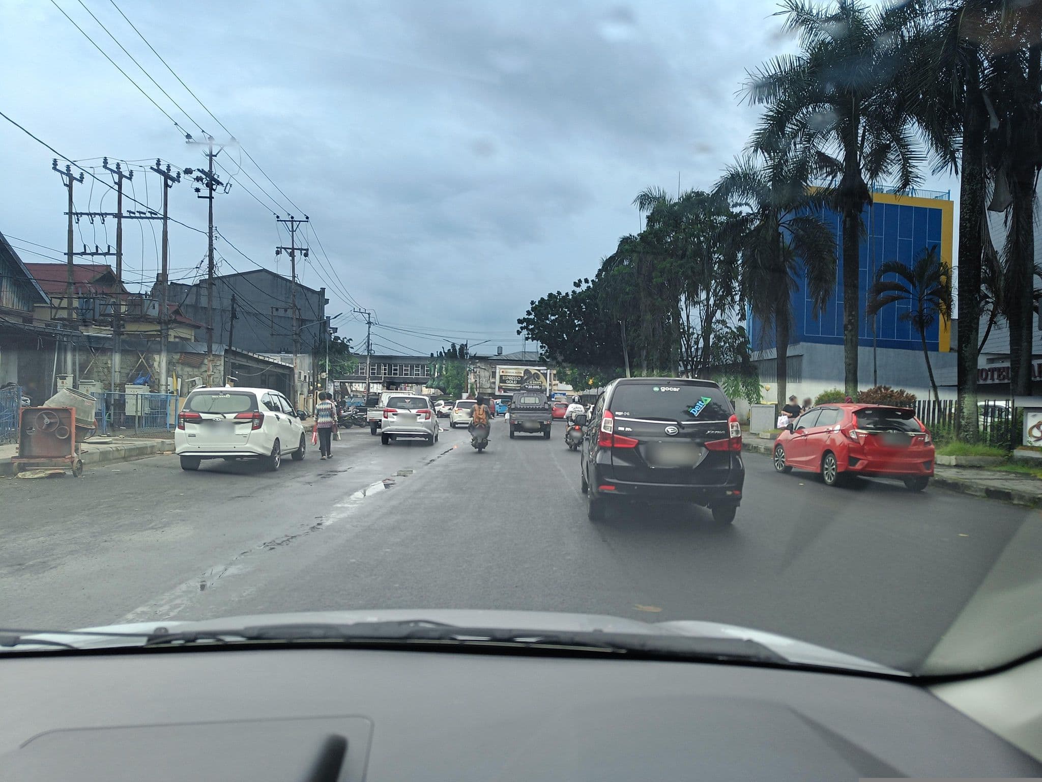 Street view near Sahid Kawanua Swimming Pool, Manado — © hen0ch (CC BY-SA · Mapillary)