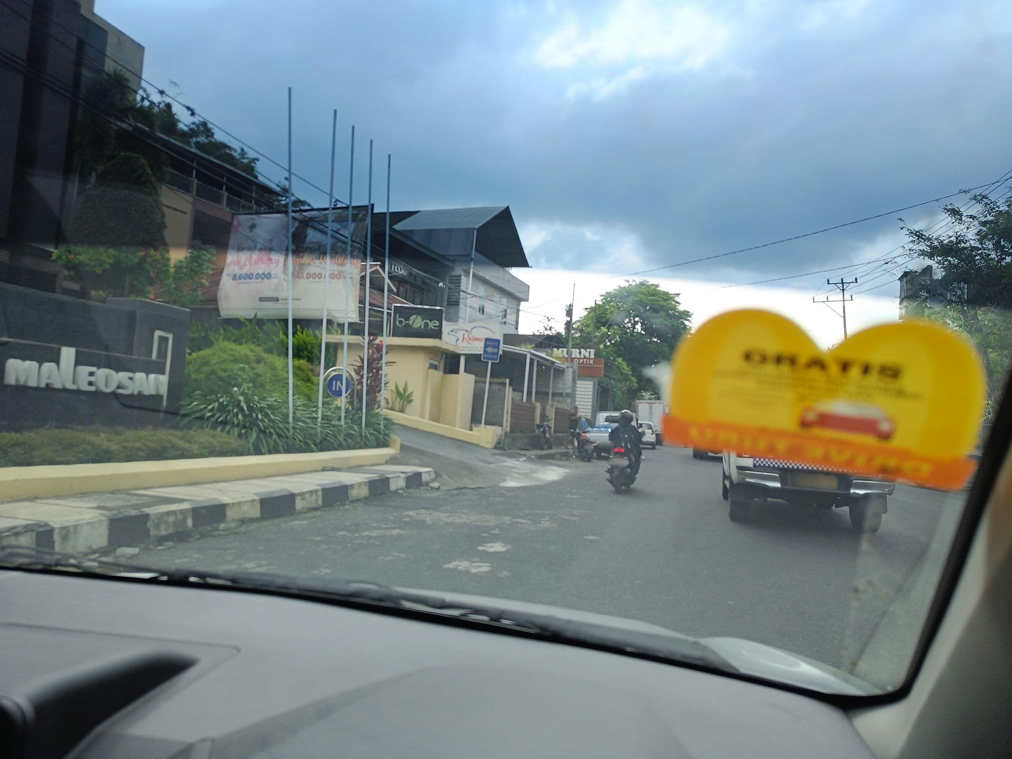 Street view near Swiss Deli, Manado — © hen0ch (CC BY-SA · Mapillary)
