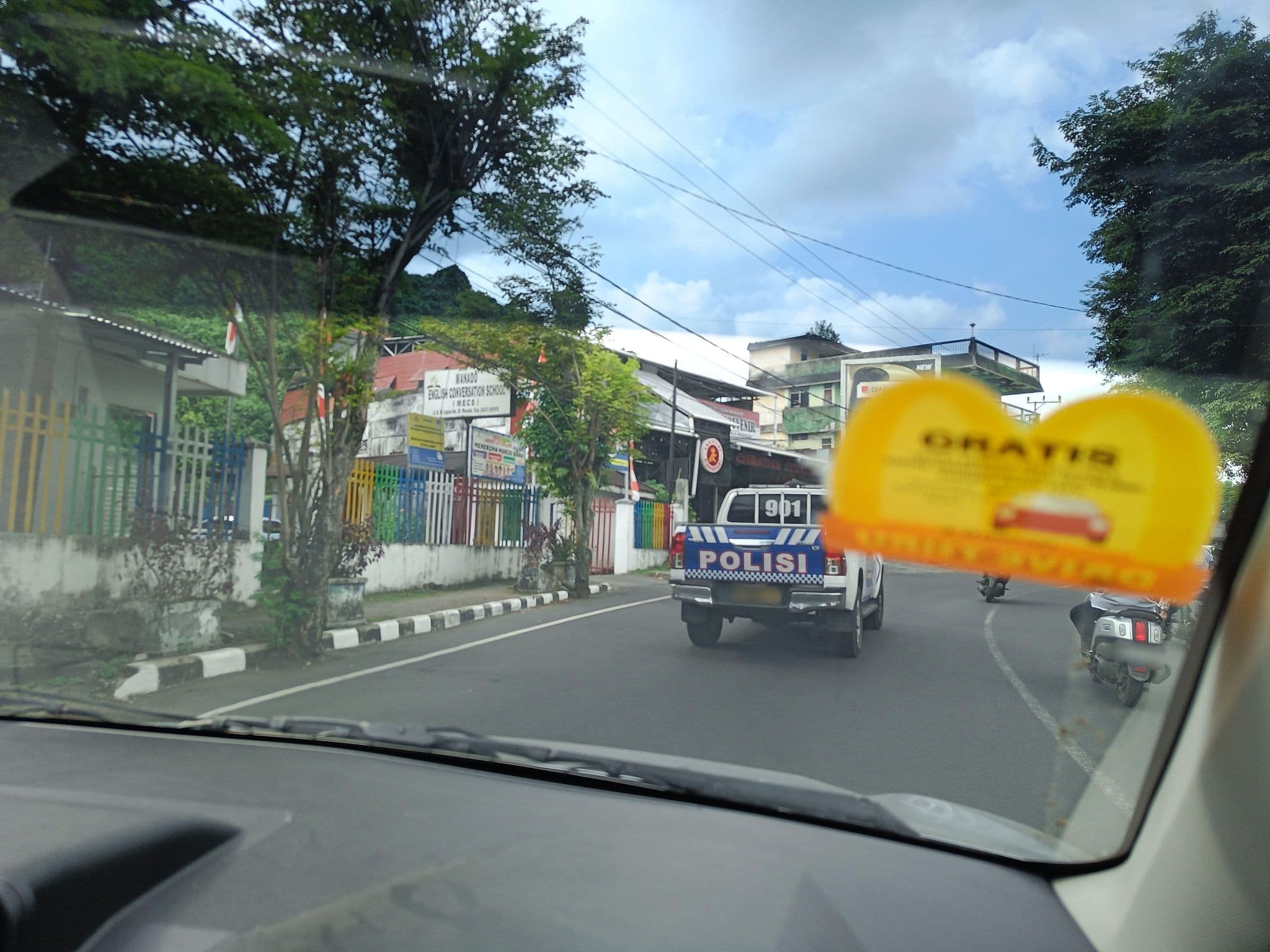 Street view near Isatanaku Guesthouse & Cafe, Manado — © hen0ch (CC BY-SA · Mapillary)