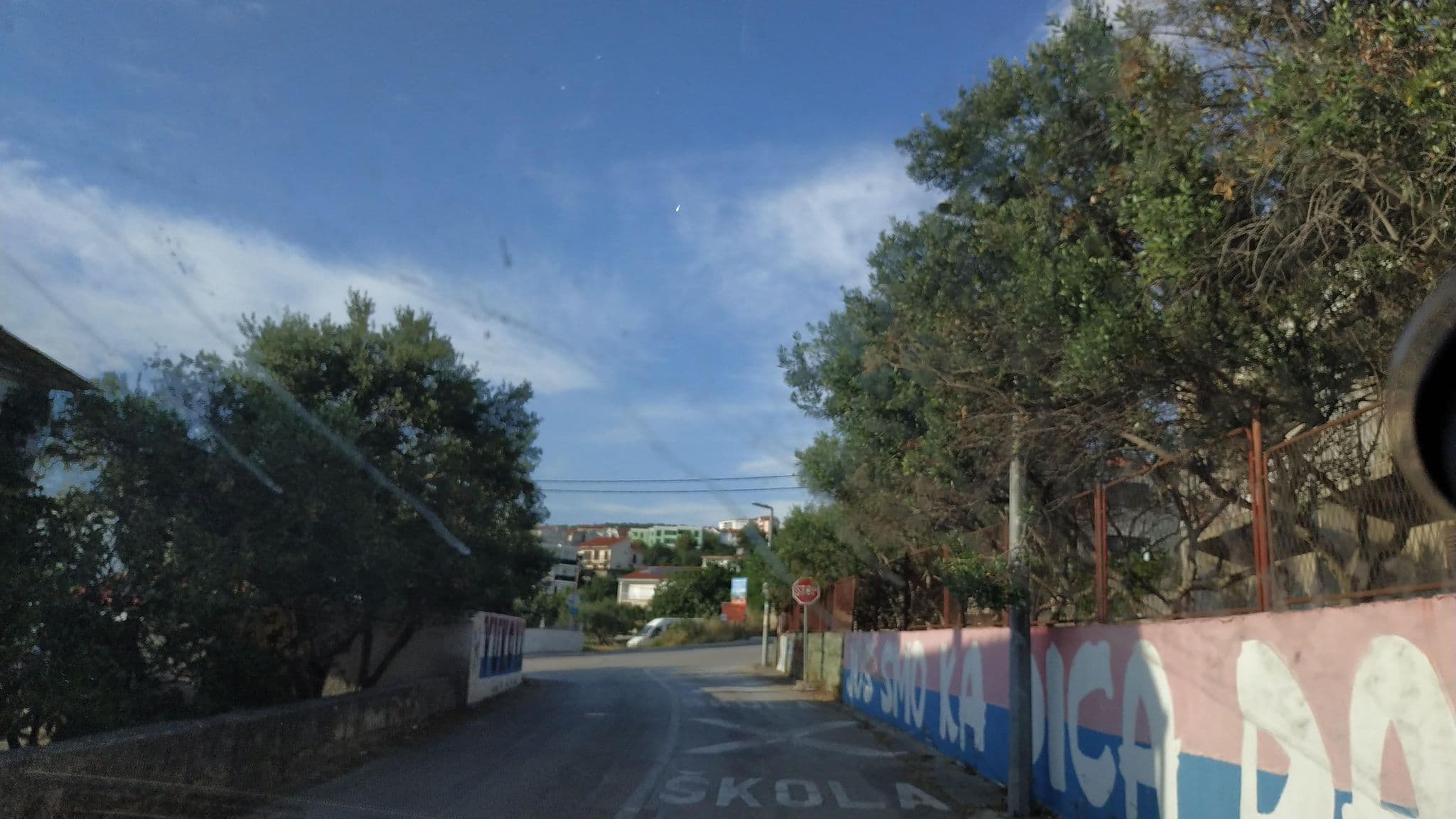 Street view near Apartments Flores, Okrug Gornji — © laukinisbriedis (CC BY-SA · Mapillary)