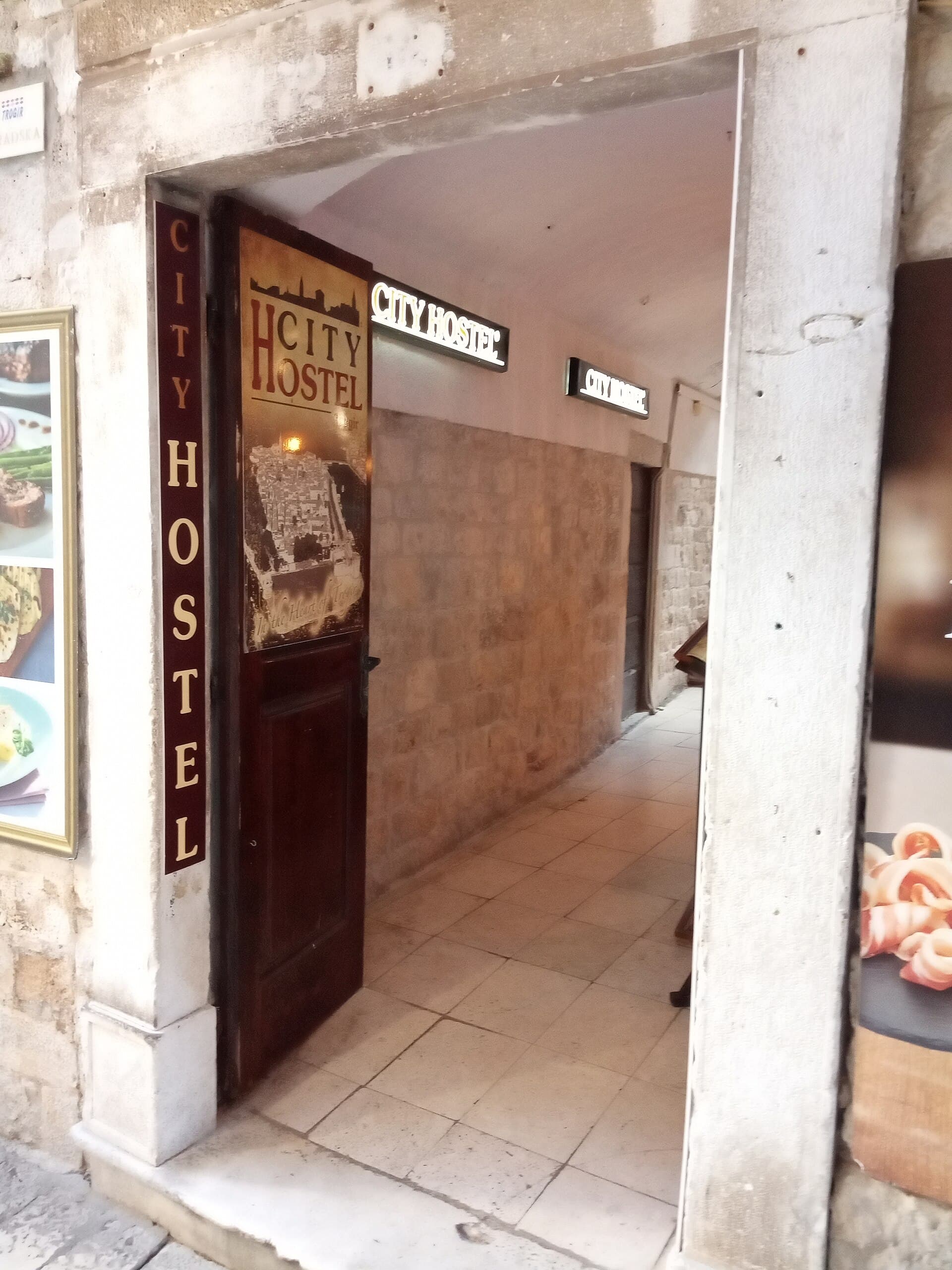 City Hostel Trogir (via Wikimedia Commons, CC BY-SA 4.0)
