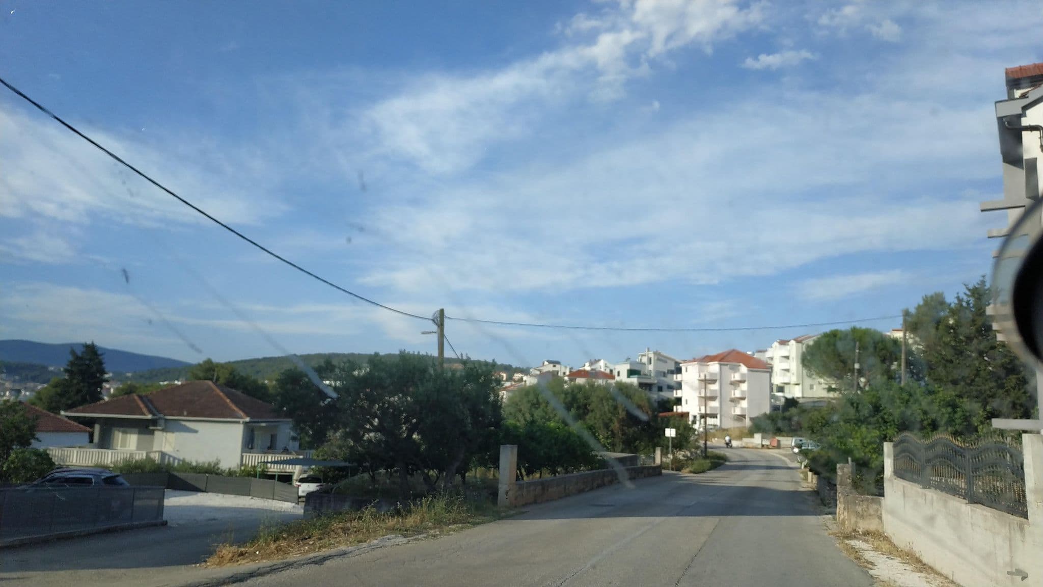 Street view near Apartment Villa Nella Bella, Okrug Gornji — © laukinisbriedis (CC BY-SA · Mapillary)