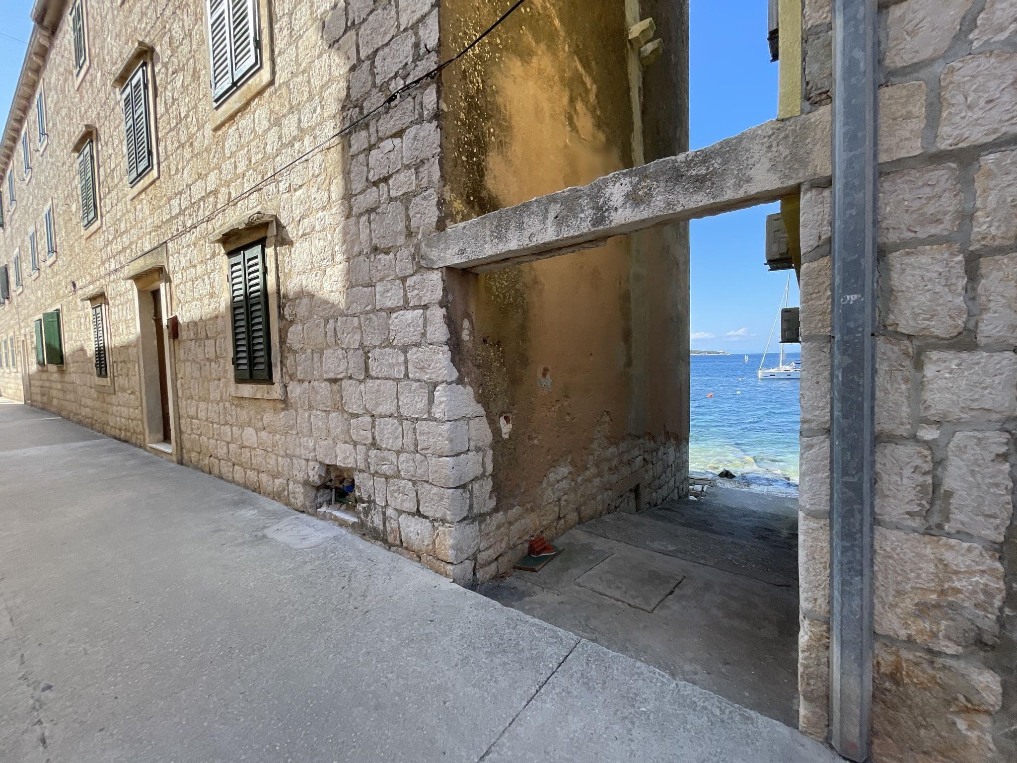Street view near Apartments Acalinović, Vis — © filipb (CC BY-SA · Mapillary)